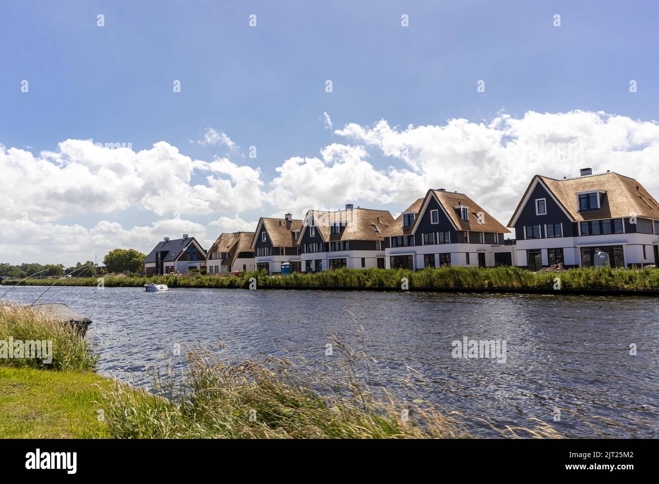 Une vue panoramique de plusieurs maisons résidentielles le long d'une rivière à Rijnsburg, aux pays-Bas Banque D'Images