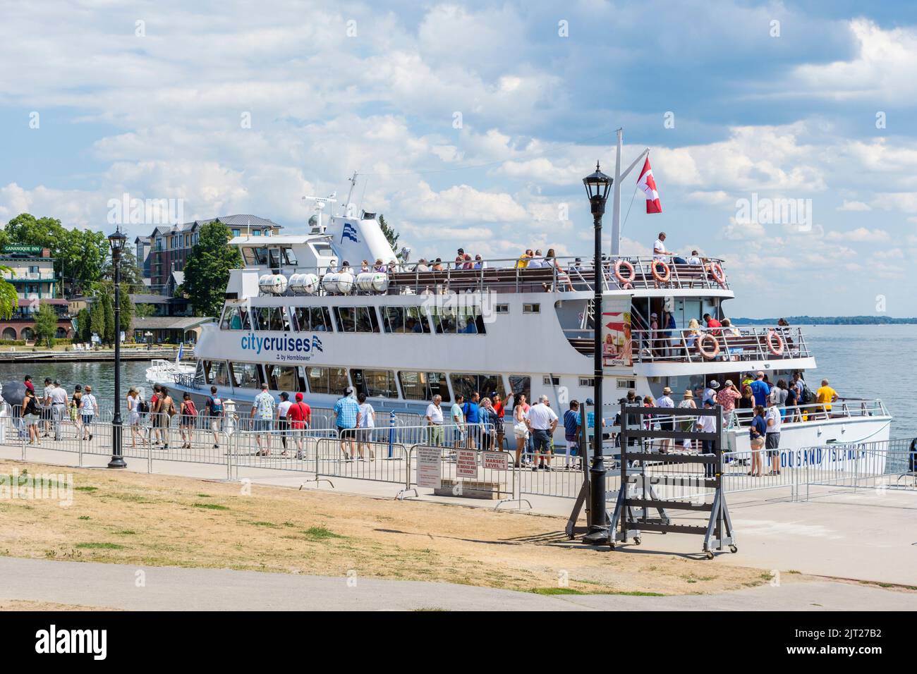 Touristes embarquant un bateau de croisière pour une visite en bateau de 1000 îles, Gananoque, Ontario, Canada Banque D'Images