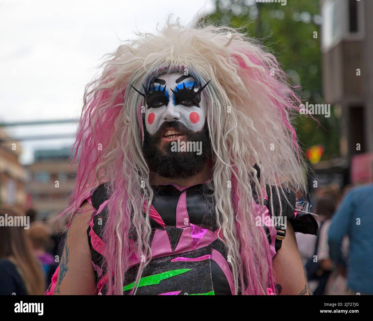 Centre-ville d'Édimbourg, Écosse, Royaume-Uni. 27th août 2022. Le dernier week-end du festival d'Édimbourg Fringe, température 18 degrés, découvrez les rues animées par des gens de toutes sortes, en profitant de l'atmosphère vibrante. Photo : acteur de Queenz Drag show. Crédit : Arch White/Alamy Live News Banque D'Images