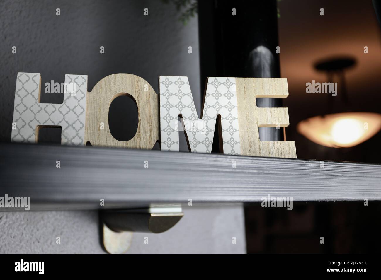 Une décoration en bois avec le mot HOME placé sur une étagère Banque D'Images