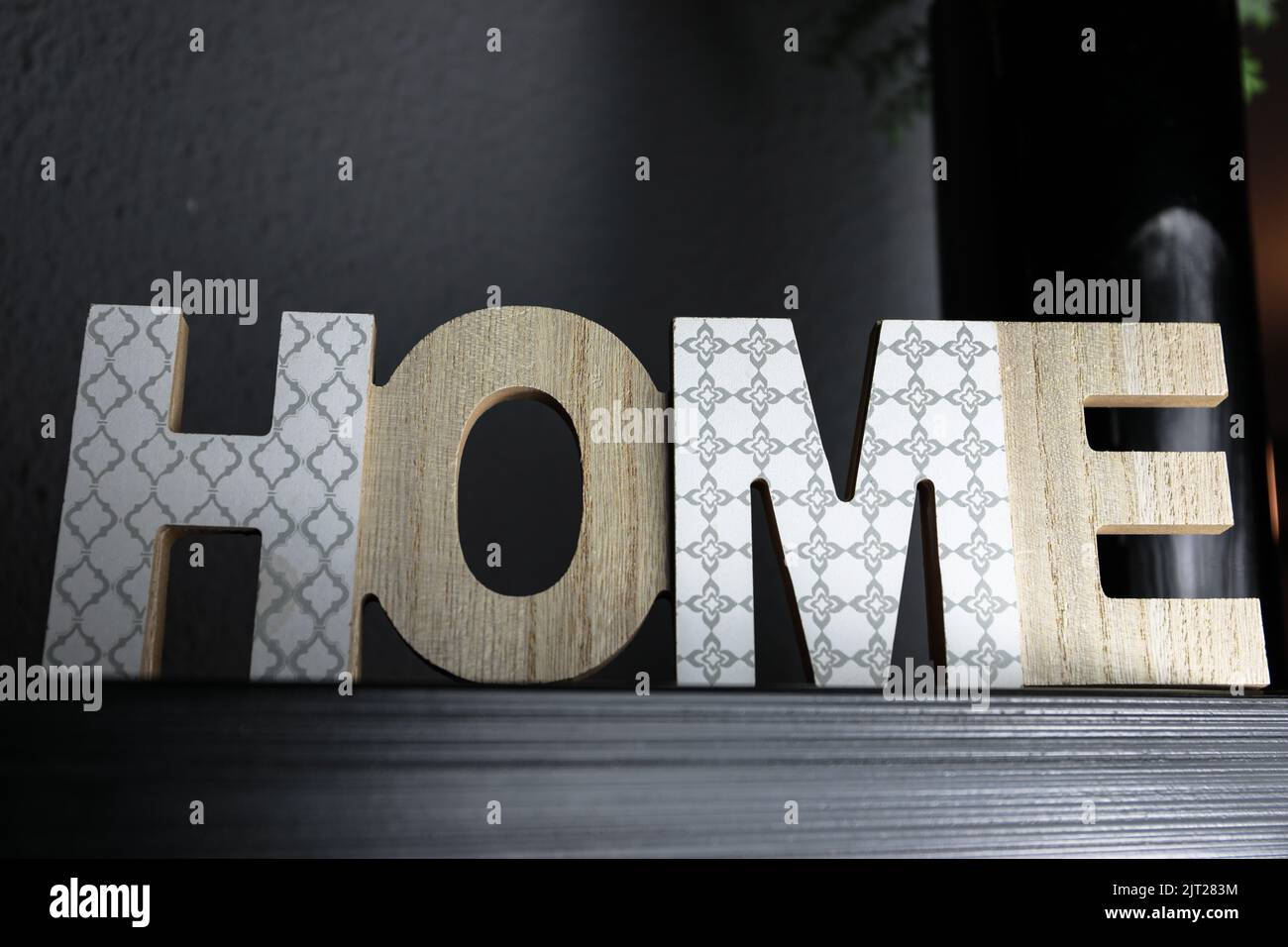 Une décoration en bois avec le mot HOME placé sur une étagère Banque D'Images
