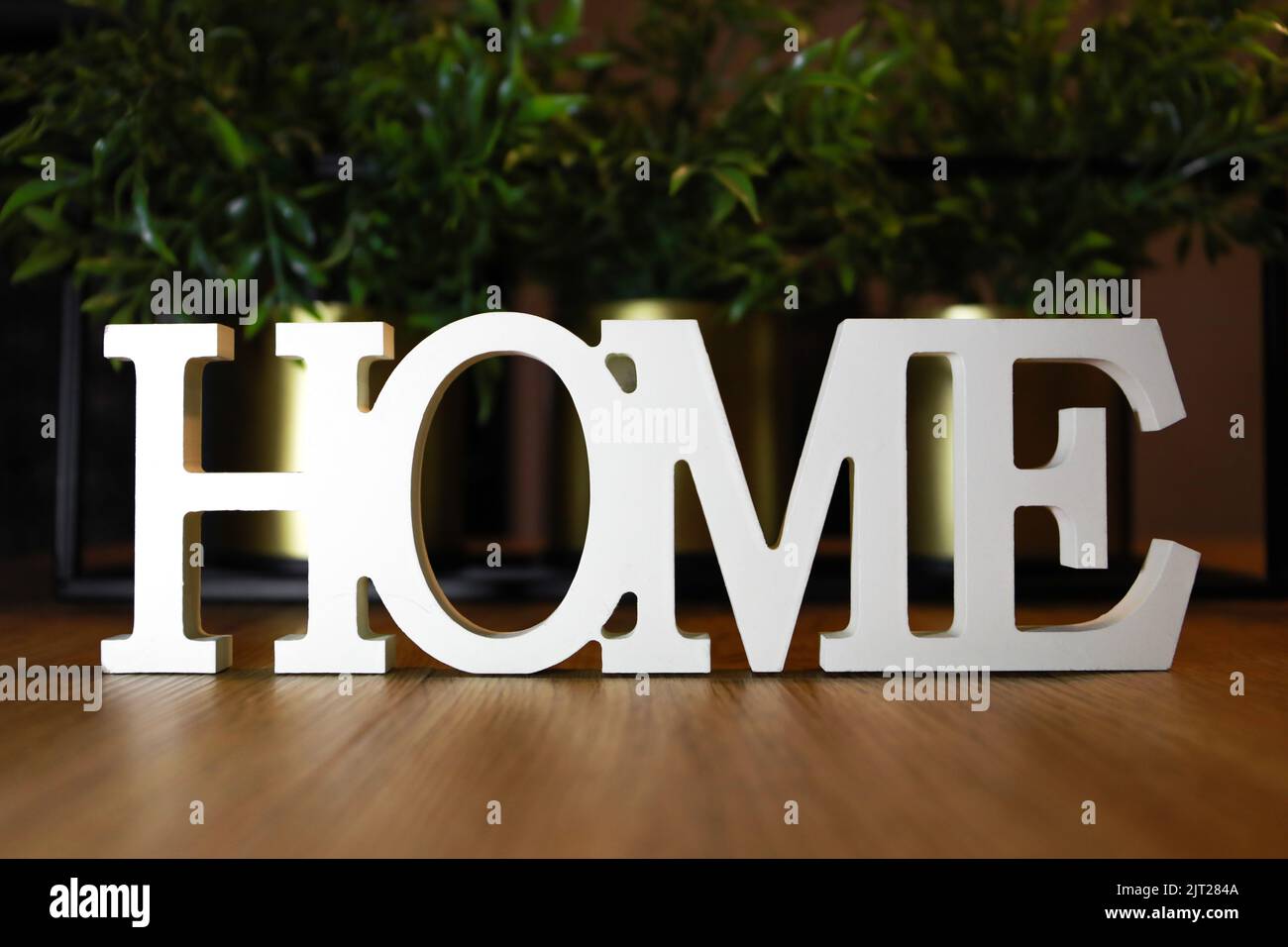 Une décoration en bois avec le mot HOME placé sur une table Banque D'Images