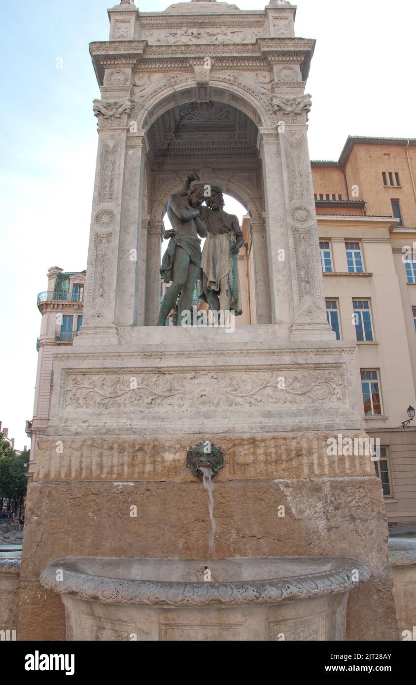 Fontaine avec statue du Baptême de Jésus par Jean-Baptiste , place Saint-Jean, Lyon, Rhône, Rhône-Alpes, France Banque D'Images