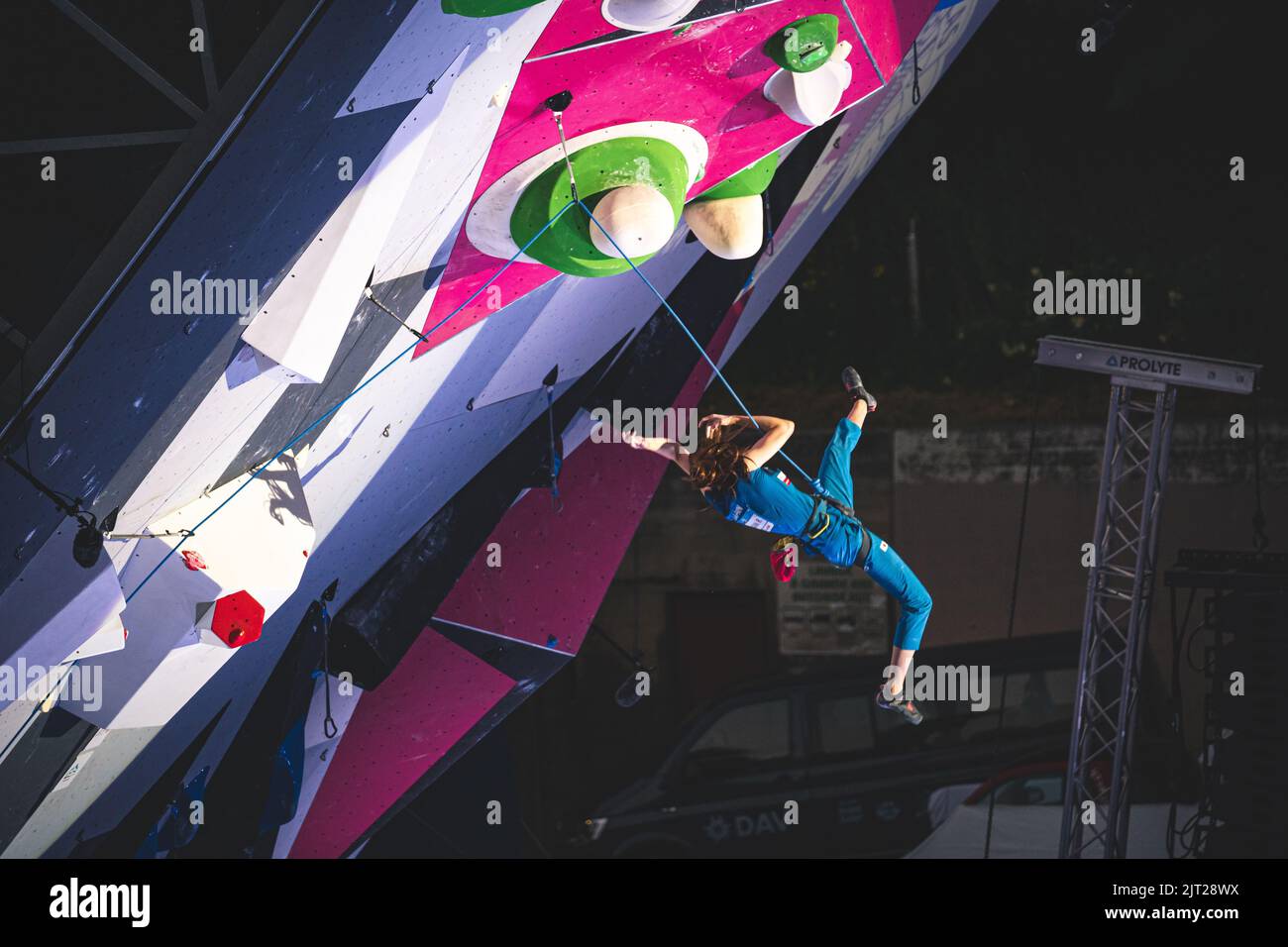 Un athlète japonais sautant sur la dernière route de la coupe du monde de tête de l'IFSC Banque D'Images