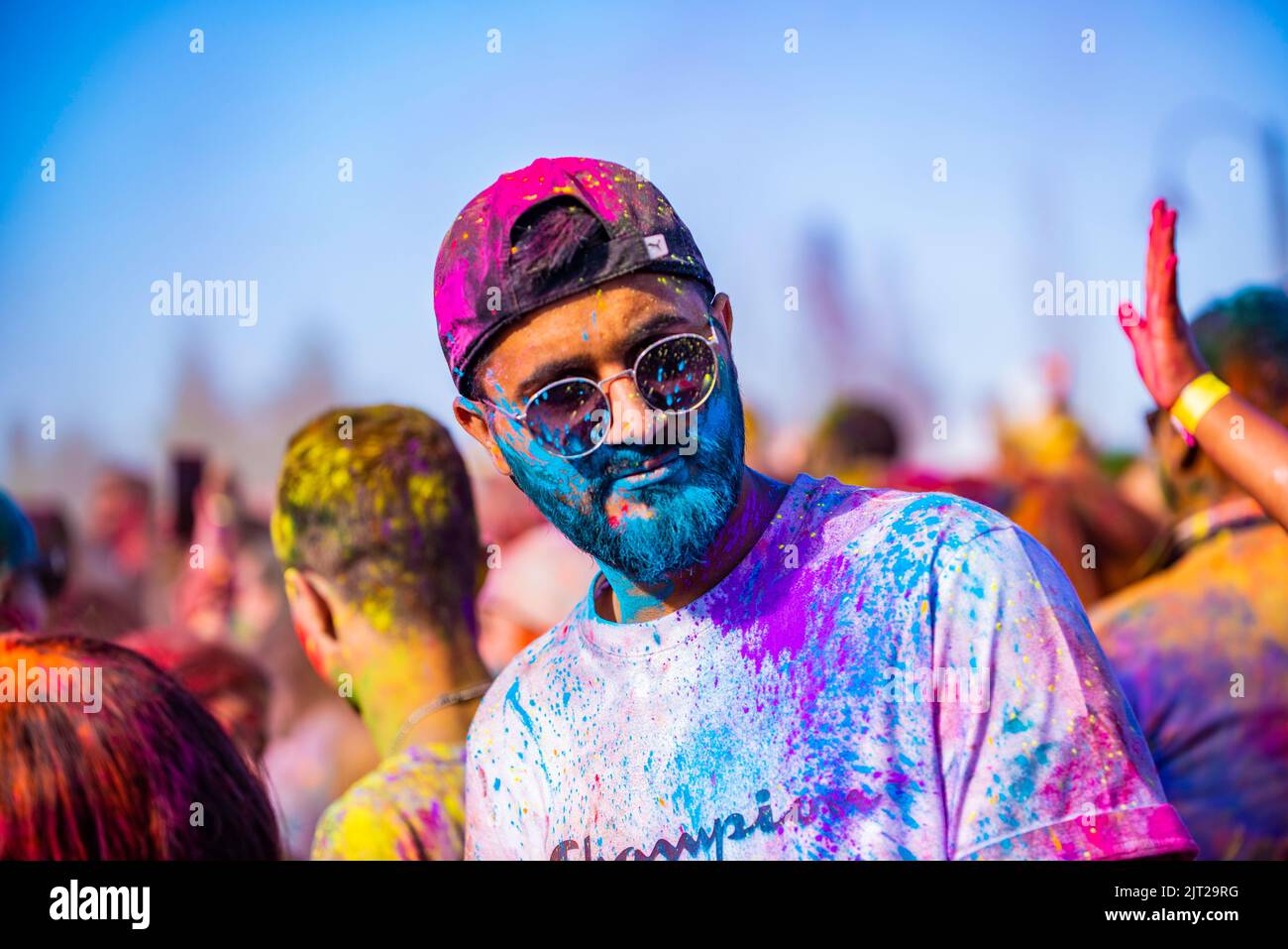 Montréal, Canada - Auguest 1' 20éé : les gens heureux célèbrent le FESTIVAL HOLI dansant et jetant des poudres de couleur dans le parc Horloge à Montréal Banque D'Images