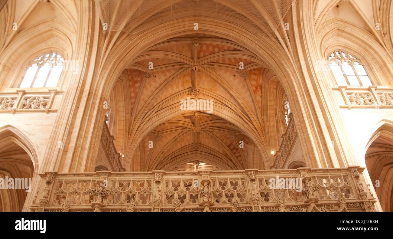 Arches gothiques et écran en dentelle sur autel, Monastère royal de Brou, Brou, Bourg-en-Bresse, Rhône-Alpes, France. Plafond voûté. Banque D'Images