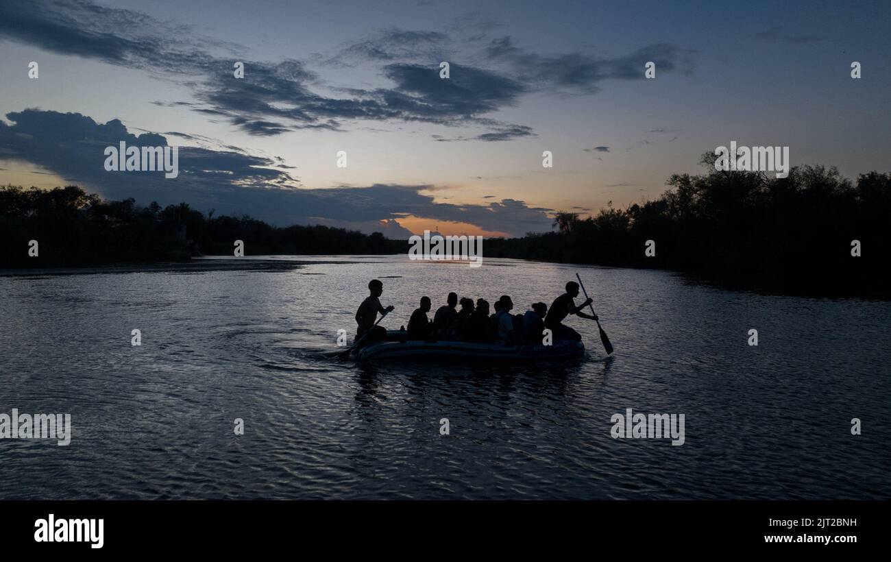 Les passeurs utilisent un radeau pour transporter des migrants du Mexique à travers la rivière Rio Grande vers les États-Unis, à Rome, au Texas, aux États-Unis, au 26 août, 2022. REUTERS/Adrees Latif Banque D'Images