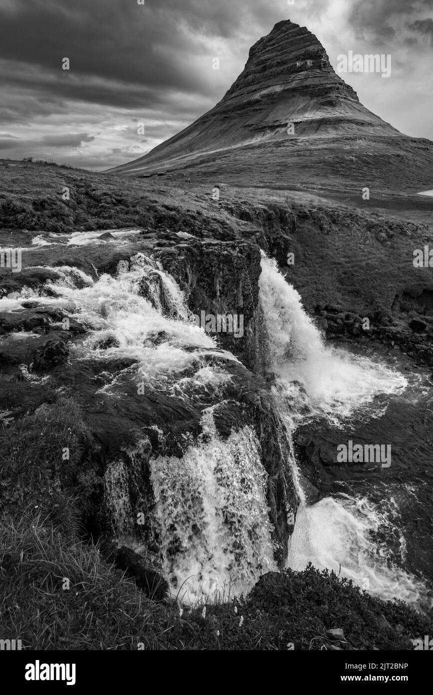 Kirkjufell (montagne de l'église) avec la cascade Kirkjufellsfoss en premier plan, péninsule de Snaefellsnes, Islande Banque D'Images