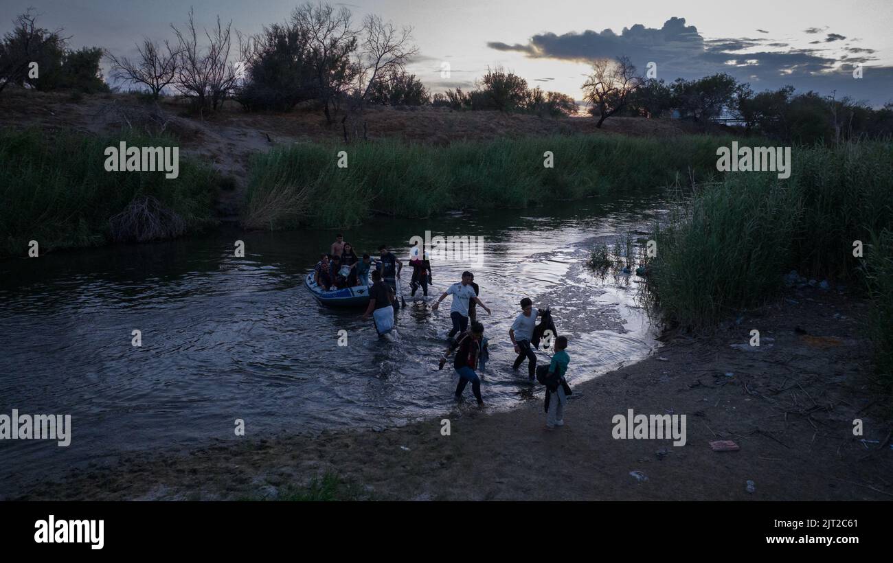 Les migrants demandeurs d'asile marchent sur un banc de sable, au milieu de la rivière Rio Grande, avant d'entrer aux États-Unis depuis Ciudad Miguel Aleman, Mexique 26 août 2022. REUTERS/adrees Latif Banque D'Images