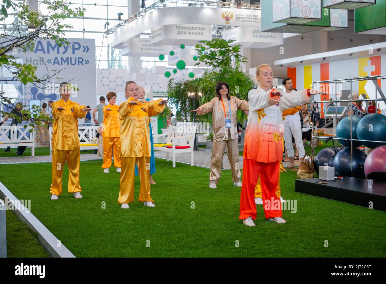 Groupe de personnes faisant de l'exercice qigong ensemble à l'exposition Banque D'Images