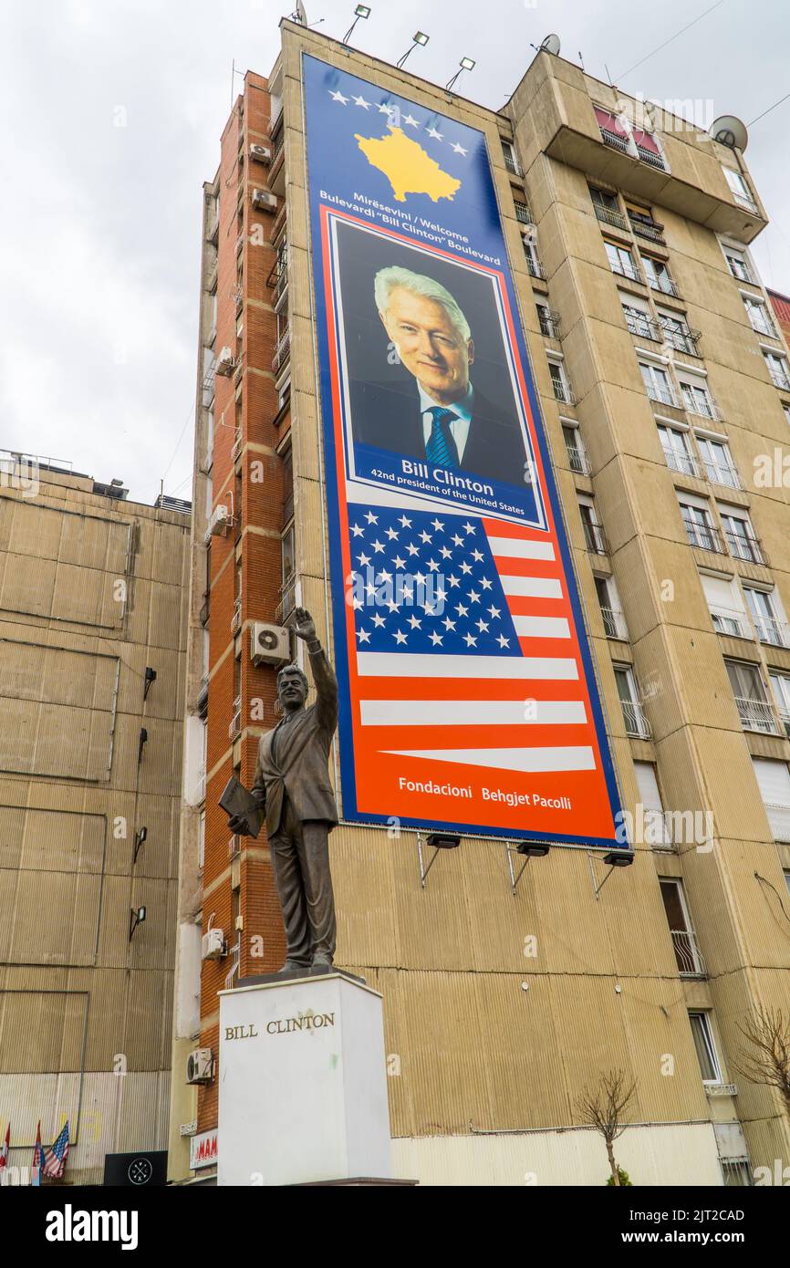 Une bannière Bill Clinton et une statue dans le centre-ville de Pristinaa Banque D'Images