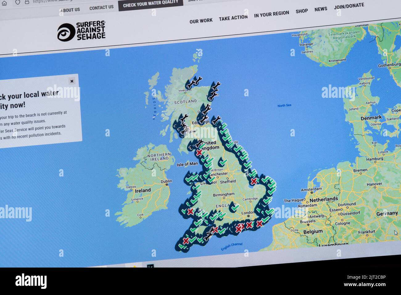 La page d'accueil du site Web Surfers Against Sewater présente une carte de la qualité de l'eau autour des îles britanniques. Banque D'Images