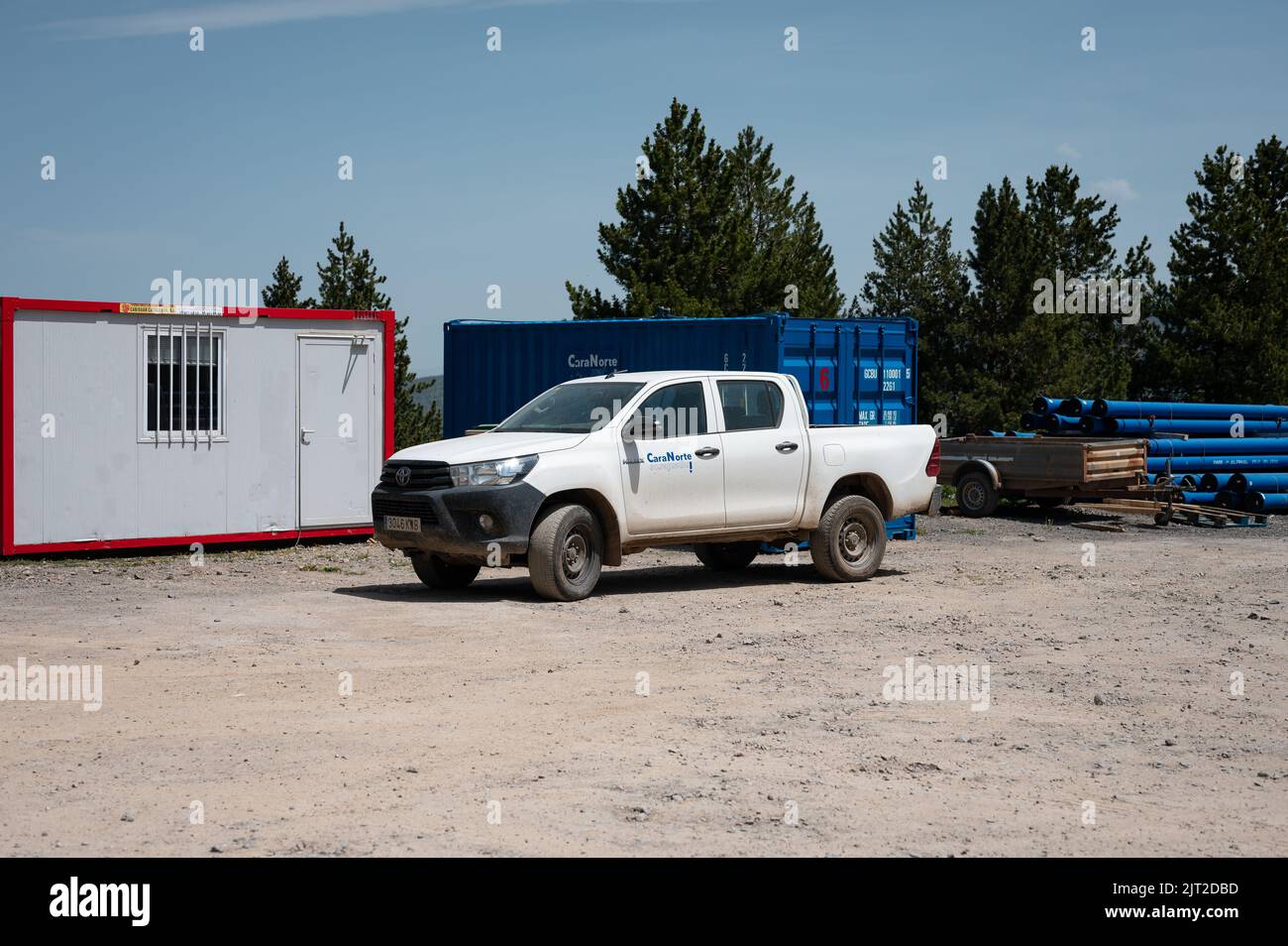 Un pick-up Toyota Hilux blanc stationné dans une zone de travail Banque D'Images