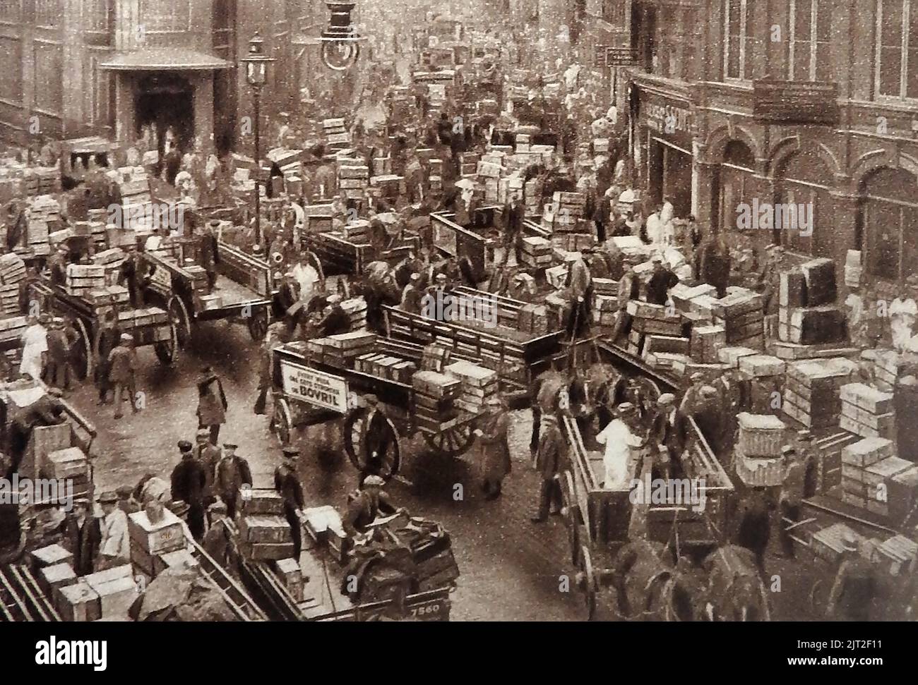 VIEUX LONDRES - Une photo très tôt, c1930, d'une scène animée au vieux marché de poissons de Billingsgate à Londres. En 1982, le marché du poisson a été déplacé à son emplacement actuel de celui qui a été montré ici qui couvrait une zone composée de Billingsgate Stairs , Wharf et Darkhouse Lane Banque D'Images