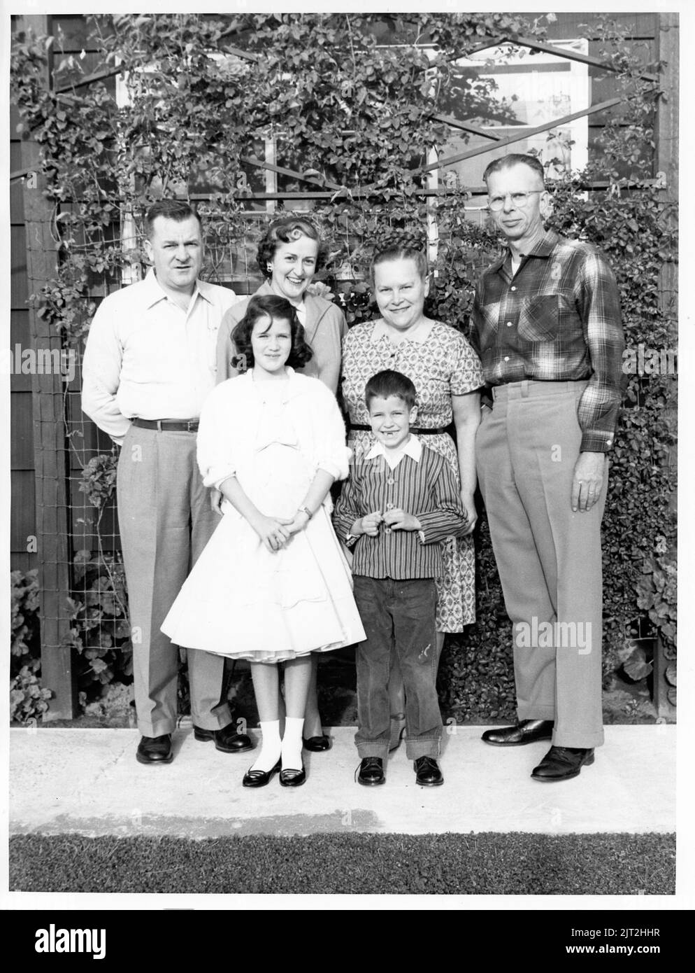 1960. Famille de quatre pose avec la vieille armée du Père Buddy et sa femme, USA Banque D'Images