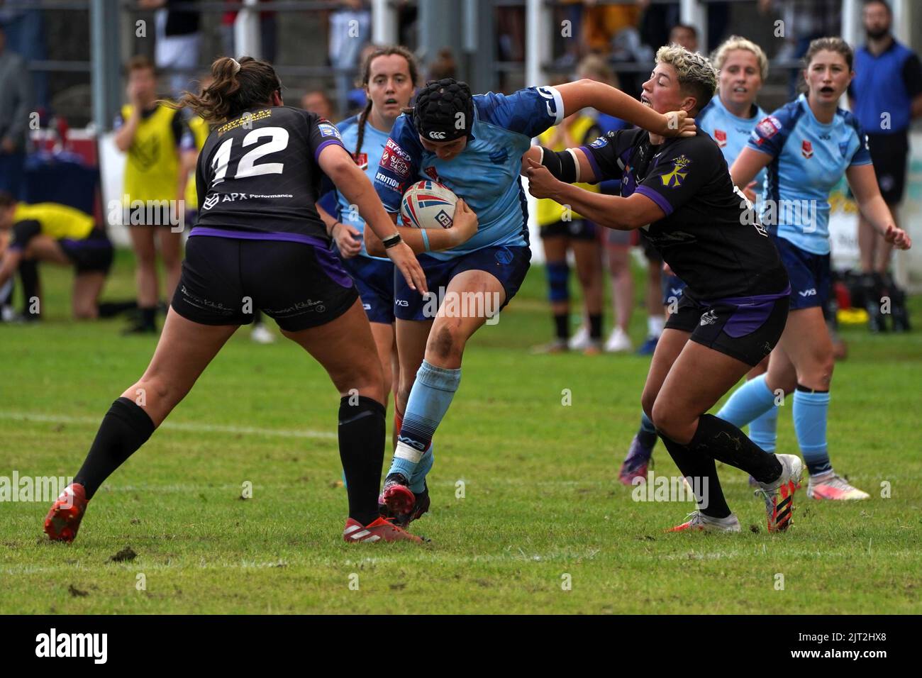 Charlie Mundy, de Cardiff Demons et du pays de Galles, remet Susannah Neumann (Bronco). 27 août 2022. Pandy Park, Crosskeys Wales. Crédit:: Penallta Photographics/Alamy Live Banque D'Images