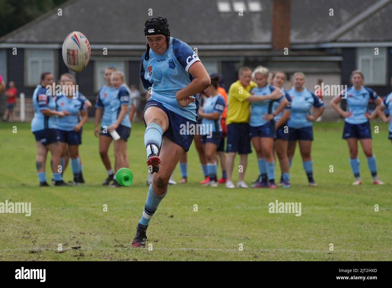 Charlie Mundy, de Cardiff Demans et du pays de Galles, lance la dernière conversion, sous la surveillance de ses coéquipiers. 27 août 2022. Pandy Park, Crosskeys Wales. Crédit: Penallta Photographics/Alamy Live Banque D'Images