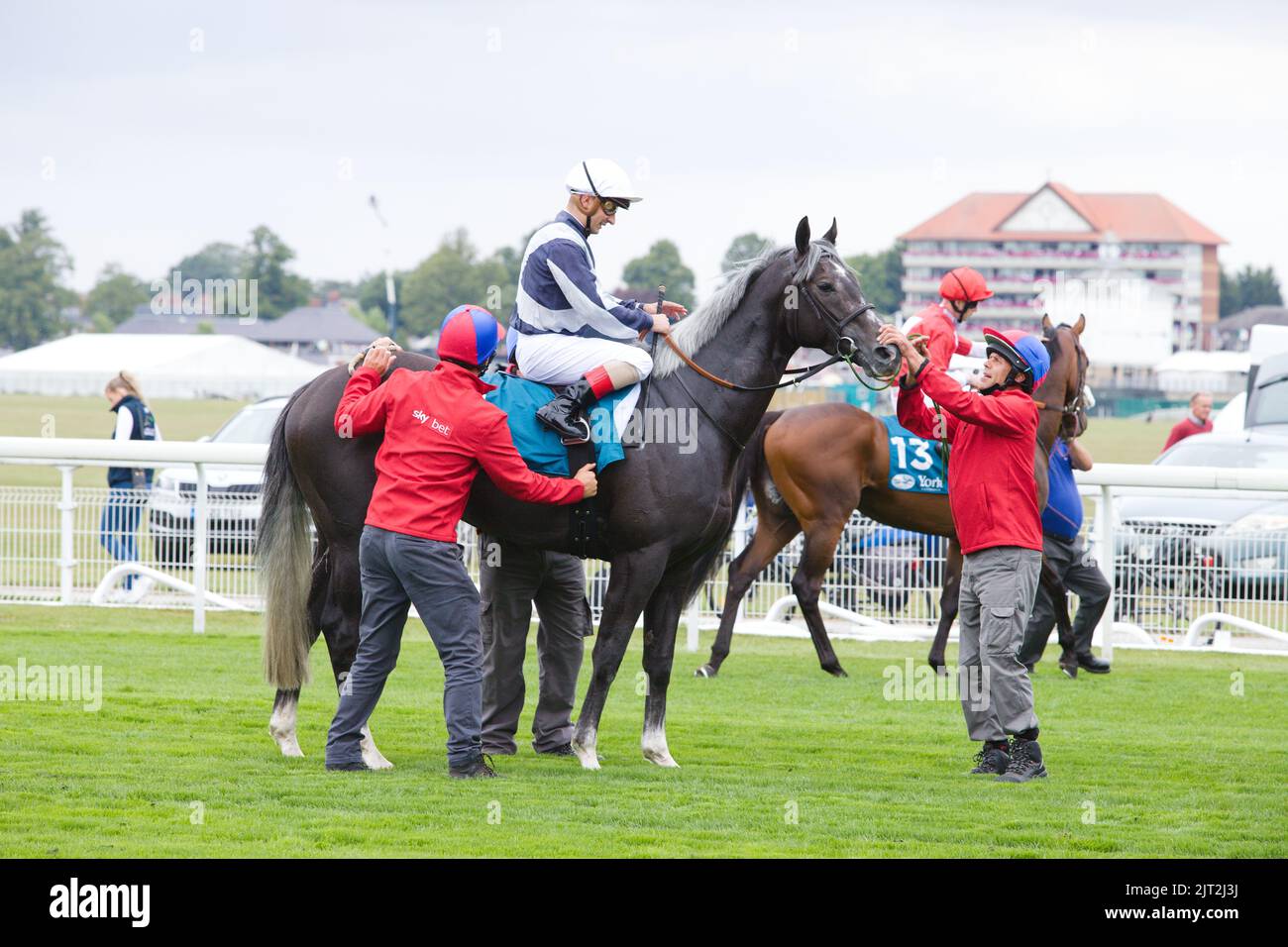 Jockey Andrea Atzeni sur la mer Tyrrhénienne aux courses de York. Banque D'Images