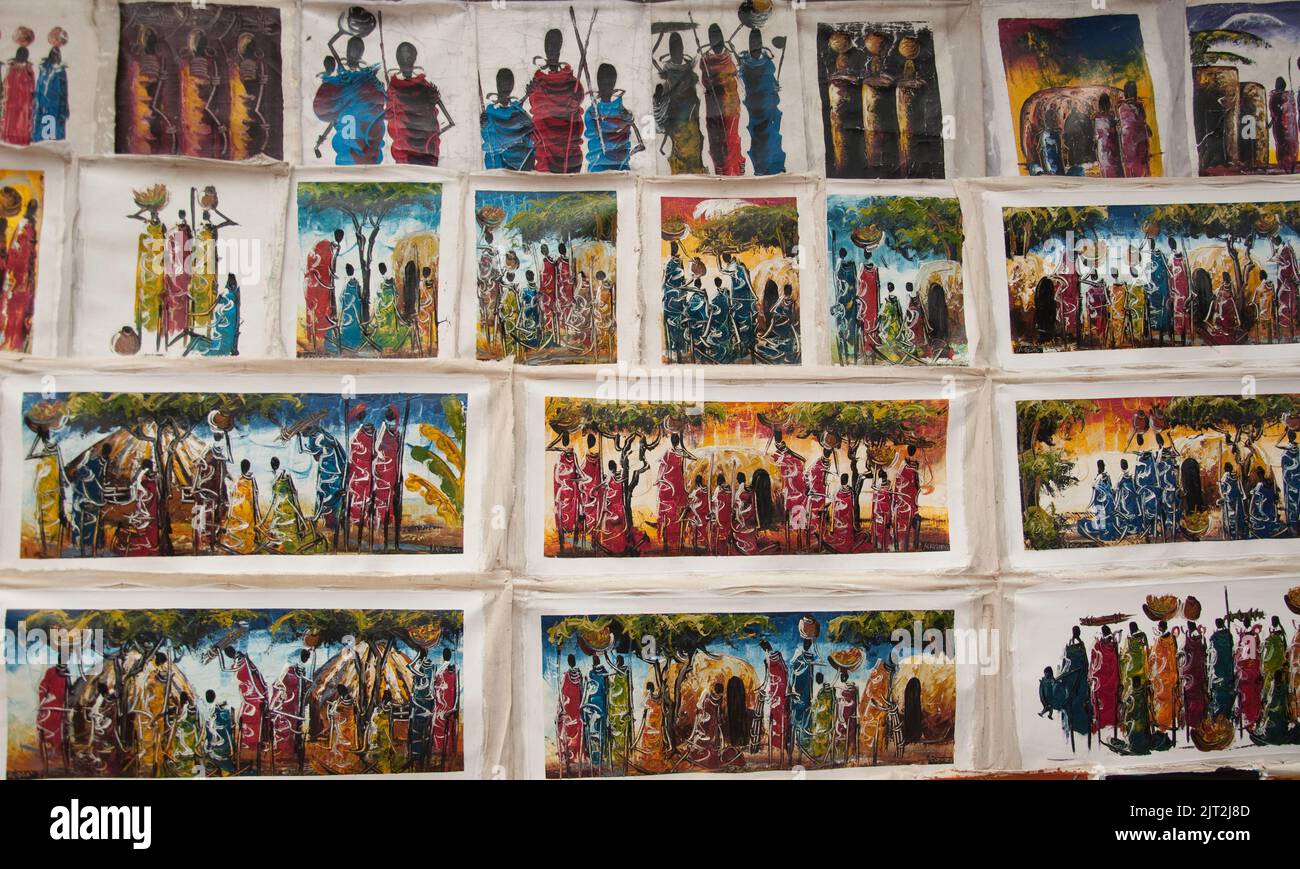 Peintures de Masai en vente au marché des Carvers de Mwenge, Mwenge, Dar-es-Salaam, Tanzanie, Afrique. Mwenge est une banlieue de Dar-es-Salaam, où l'art Makonde Banque D'Images