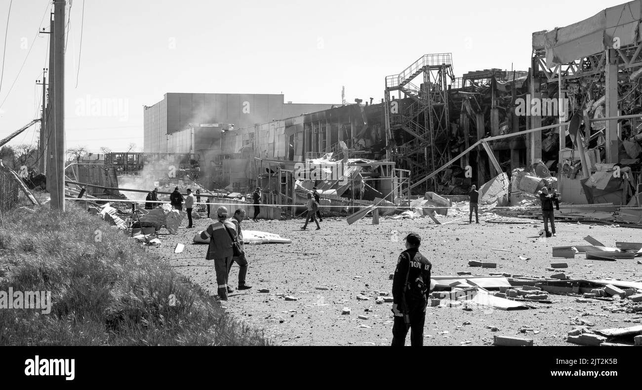 ODESSA, UKRAINE - 9 MAI 2022 : à la suite de pilonnages, la fusée a frappé le centre commercial D'ACAN. Destruction dans le centre commercial après avoir été frappé par le mi balistique Banque D'Images