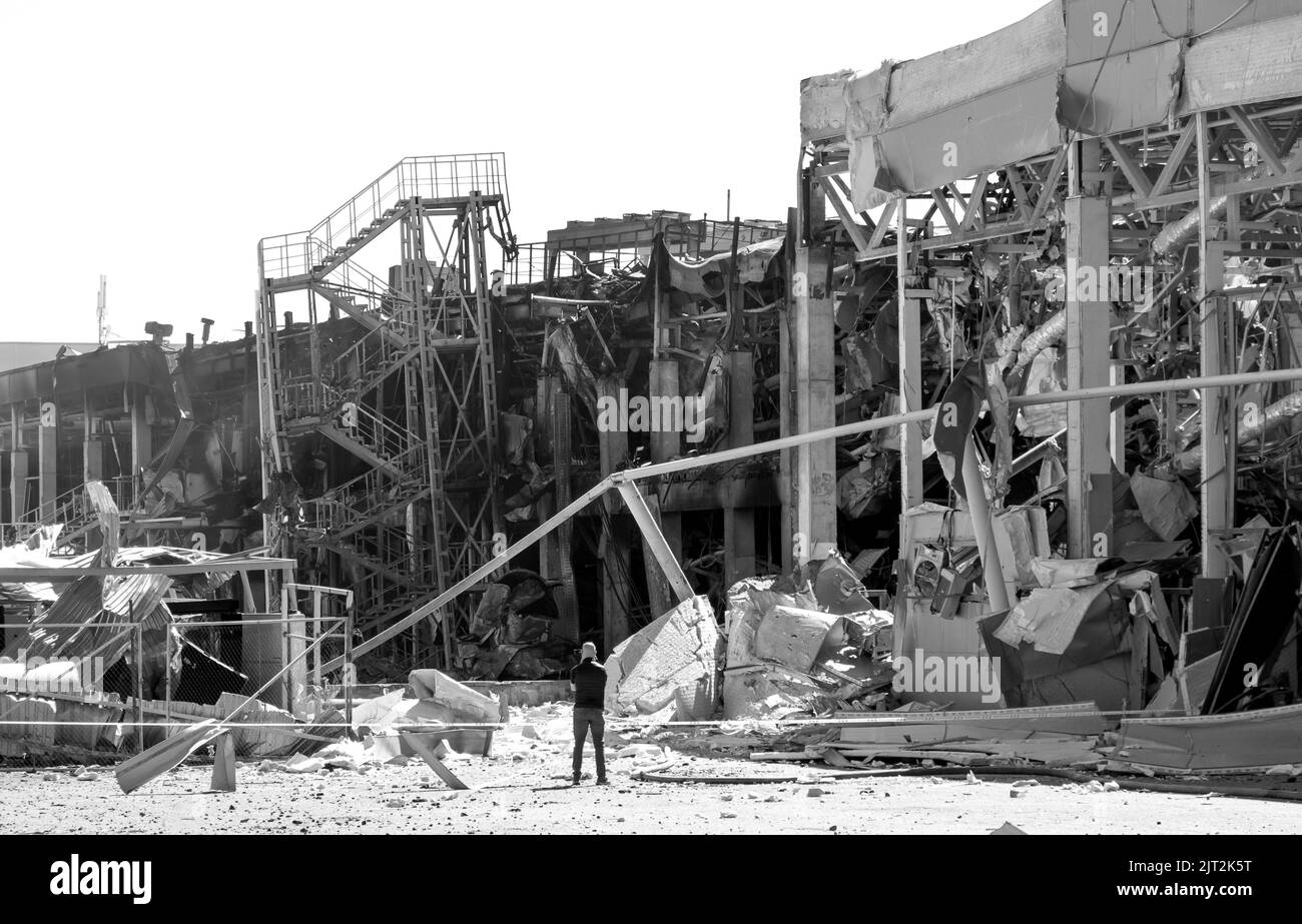 ODESSA, UKRAINE - 9 MAI 2022 : à la suite de pilonnages, la fusée a frappé le centre commercial D'ACAN. Destruction dans le centre commercial après avoir été frappé par le mi balistique Banque D'Images