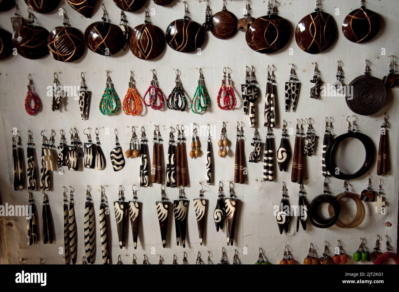 Bagues d'oreille en vente au marché souvenir de Mwenge, Mwenge, Dar-es-Salaam, Tanzanie, Afrique. Mwenge est une banlieue de Dar-es-Salaam, où les artistes de Makonde peuvent Banque D'Images