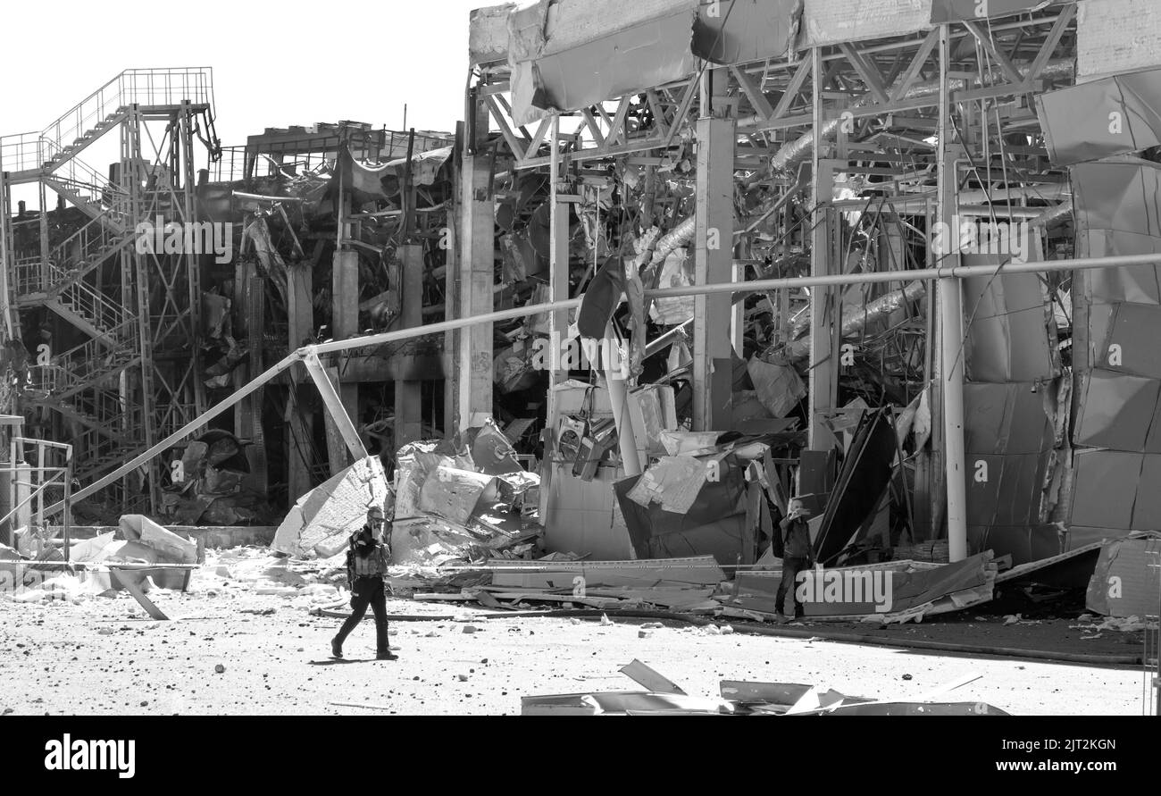 ODESSA, UKRAINE - 9 MAI 2022 : à la suite de pilonnages, la fusée a frappé le centre commercial D'ACAN. Destruction dans le centre commercial après avoir été frappé par le mi balistique Banque D'Images