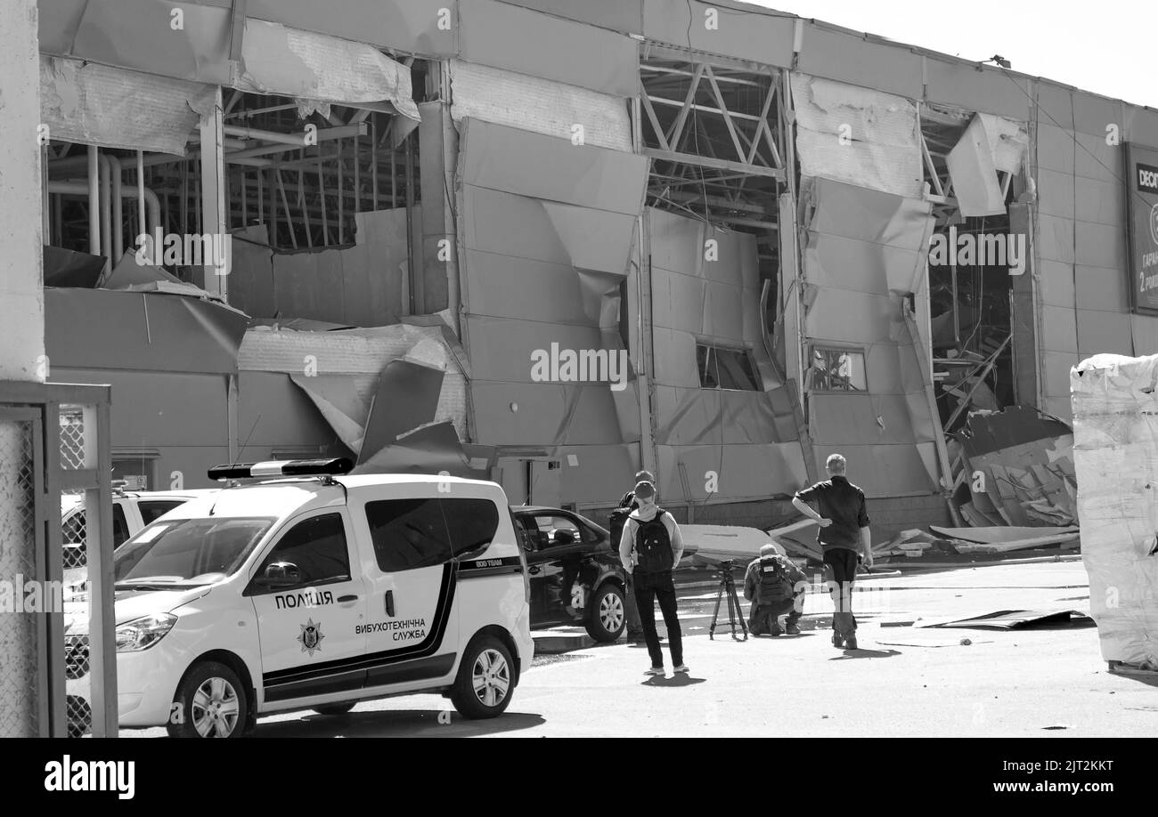 ODESSA, UKRAINE - 9 MAI 2022 : à la suite de pilonnages, la fusée a frappé le centre commercial D'ACAN. Destruction dans le centre commercial après avoir été frappé par le mi balistique Banque D'Images