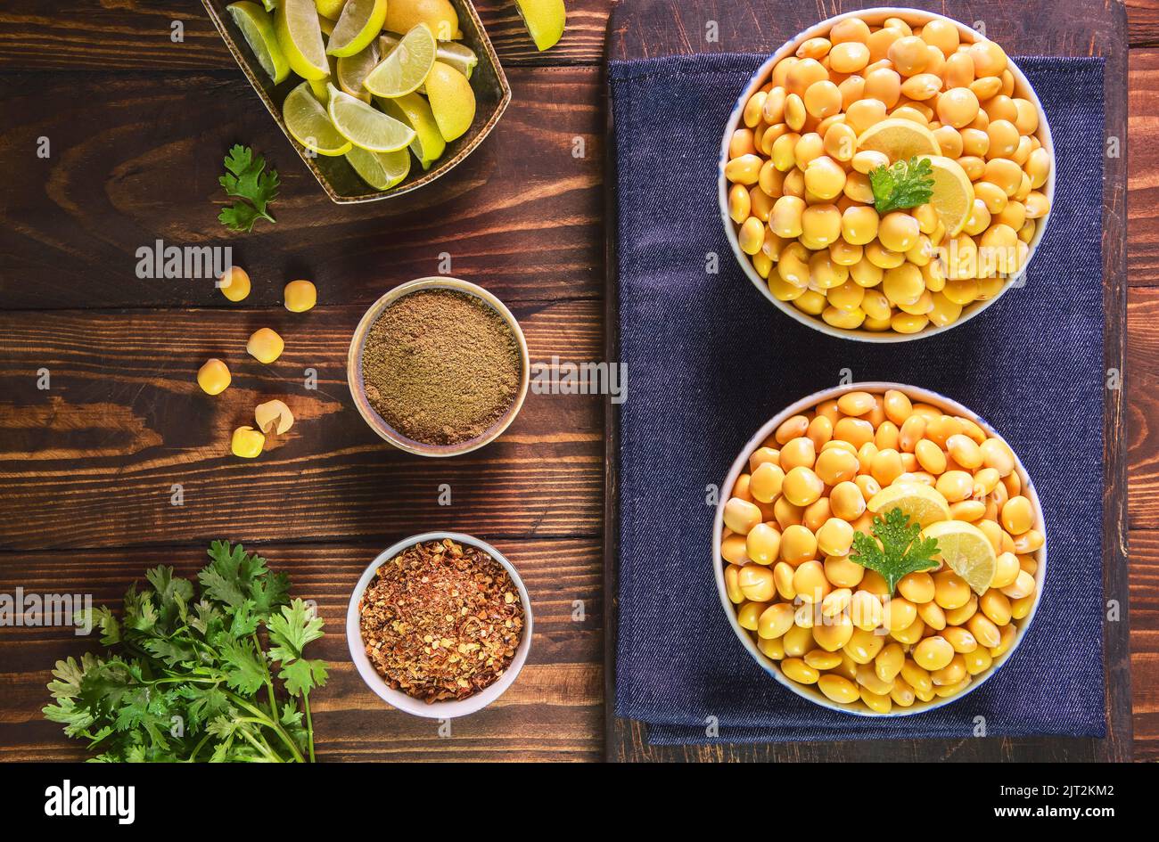 Cuisine arabe ; en-cas traditionnel du Moyen-Orient, haricots Lupin ou Termes. C'est des haricots très sains qui peuvent être servis comme en-cas ou antipasti. Banque D'Images