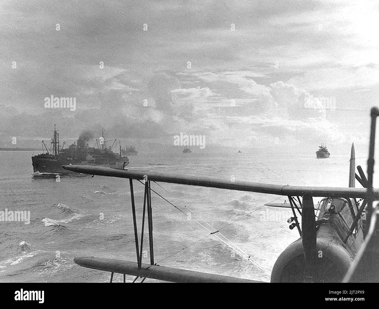 Transports quittant Guadalcanal le 9 août 1942. Banque D'Images