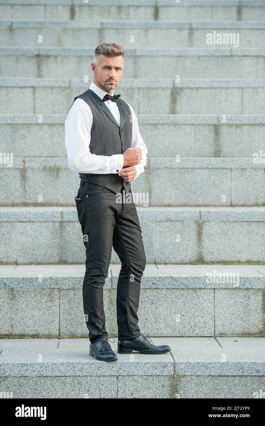 homme mature en tenue de cérémonie. mode classique pour homme. homme  élégant portant une tenue habillée. longueur totale Photo Stock - Alamy