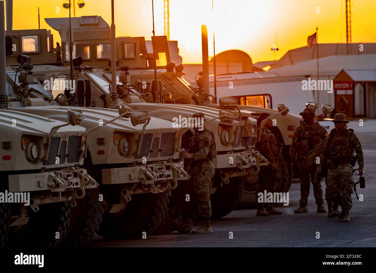 l'escadron 332D des forces de sécurité de l'expédition a son véhicule protégé Ambush résistant aux mines (M--ATV) en attente de la nuit dans un endroit non divulgué en Asie du Sud-Ouest 19 août 2022. Les M-ATV sont conçus pour prendre la place de M1114 HMMWV et sont conçus pour fournir les mêmes niveaux de protection que les anciens MRAP (Mine Resistant Ambush Protected) plus lourds et plus grands avec une mobilité améliorée. (É.-U. Photo de la Force aérienne par Tech. Sgt. Jeffery Foster) Banque D'Images