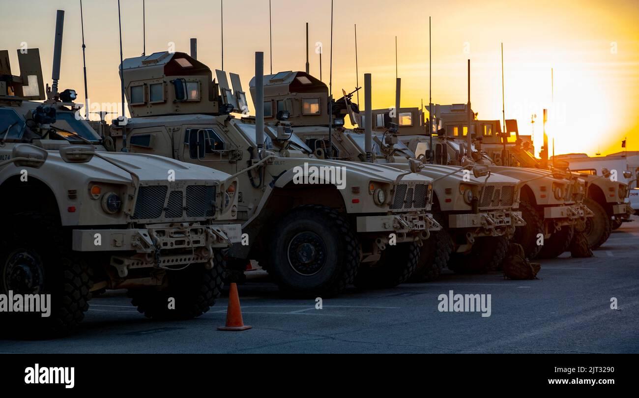 l'escadron 332D des forces de sécurité de l'expédition a son véhicule protégé Ambush résistant aux mines (M--ATV) en attente de la nuit dans un endroit non divulgué en Asie du Sud-Ouest 19 août 2022. Les M-ATV sont conçus pour prendre la place de M1114 HMMWV et sont conçus pour fournir les mêmes niveaux de protection que les anciens MRAP (Mine Resistant Ambush Protected) plus lourds et plus grands avec une mobilité améliorée. (É.-U. Photo de la Force aérienne par Tech. Sgt. Jeffery Foster) Banque D'Images