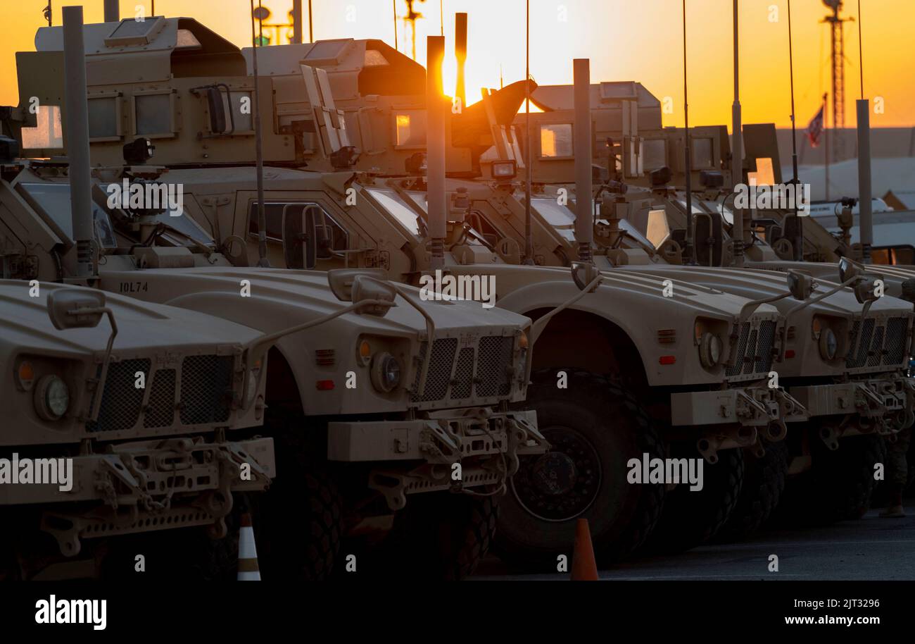 l'escadron 332D des forces de sécurité de l'expédition a son véhicule protégé Ambush résistant aux mines (M--ATV) en attente de la nuit dans un endroit non divulgué en Asie du Sud-Ouest 19 août 2022. Les M-ATV sont conçus pour prendre la place de M1114 HMMWV et sont conçus pour fournir les mêmes niveaux de protection que les anciens MRAP (Mine Resistant Ambush Protected) plus lourds et plus grands avec une mobilité améliorée. (É.-U. Photo de la Force aérienne par Tech. Sgt. Jeffery Foster) Banque D'Images