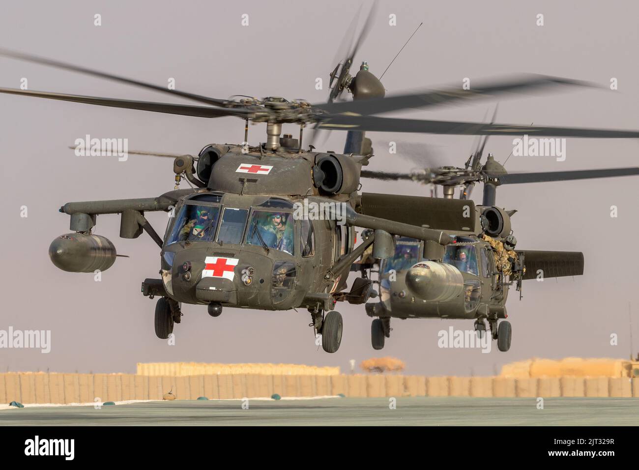 Soldats américains avec 7th Bataillon, 158th Aviation Regiment (General support Aviation Battalion), 11th combat Aviation Brigade (CAB), pilote deux hélicoptères UH-60 Black Hawk de l'armée américaine à un endroit non divulgué dans la zone d'opérations interarmées combinées de l'opération inhérente Resolve (OIR) (CJOA) le 4 février 2022. 11th LE CAB, mobilisé en tant que Force opérationnelle aigle, est déployé à l'appui de la mission conjointe Force opérationnelle – opération inhérente Resolve pour conseiller, aider et permettre aux forces en partenariat dans la défaite durable de Da’esh, le terme arabe commun pour IS ou ISIS, dans les zones désignées de l'Irak et de la Syrie. Banque D'Images