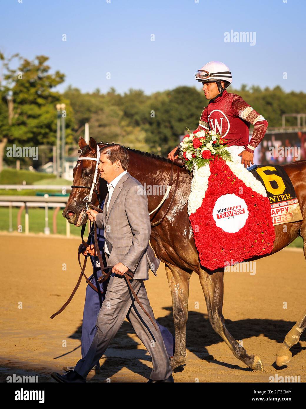 Saratoga Springs, États-Unis. 27th août 2022. Epicenter, monté par Joel Rosario après avoir remporté les piquets de travers, au champ de courses de Saratoga Springs, New York, samedi, 27 août 2022. Être entré dans le cercle des gagnants par le propriétaire Ron Winchell. Photo de Mark Wyville/UPI crédit: UPI/Alay Live News Banque D'Images