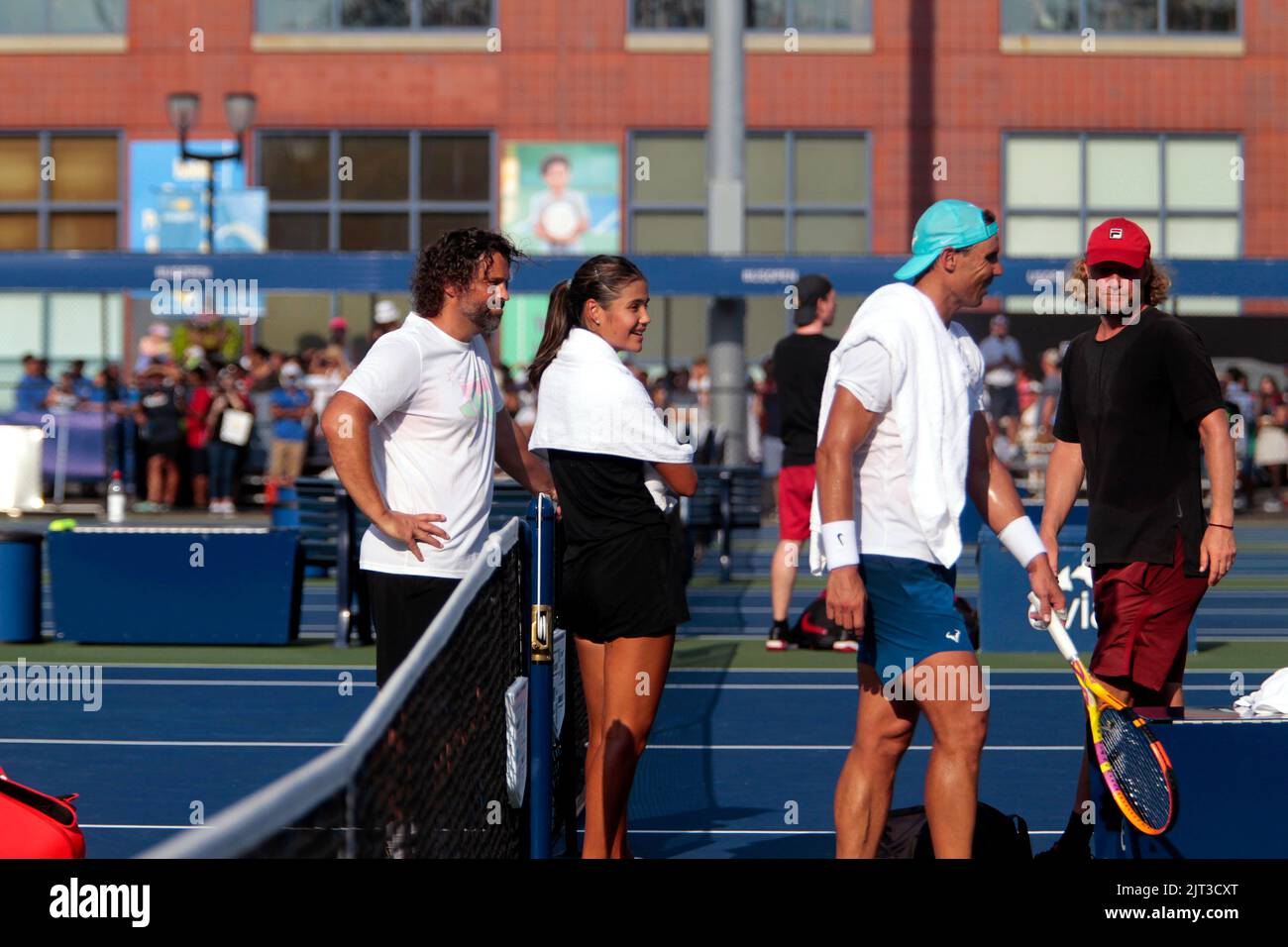 Flushing Meadows, New York, États-Unis. 27th août 2022. Emma Raducanu, de Grande-Bretagne, et Rafael Nadal, d'Espagne, se moquent en s'entraînant sur les courts adjacents pour l'US Open au National tennis Center de Flushing Meadows, New York. Le tournoi commence lundi prochain. Crédit : Adam Stoltman/Alamy Live News Banque D'Images