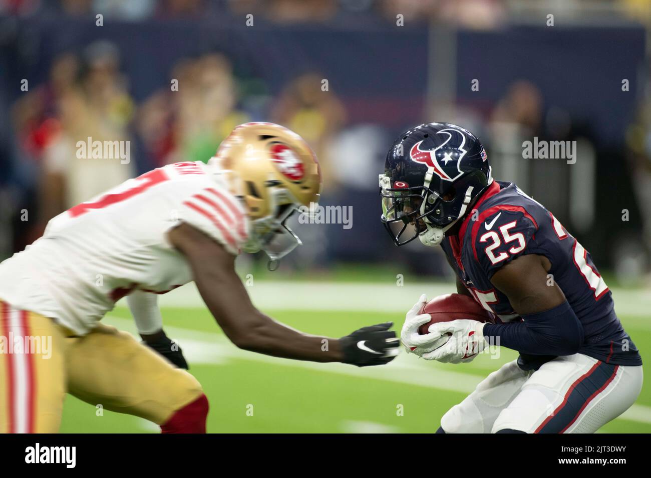 Houston Texans Corner back Desmond King II (25) attrape un punt comme San Francisco 49ers large récepteur Malik Turner (17) le frappe à pleine vitesse pendant le Banque D'Images