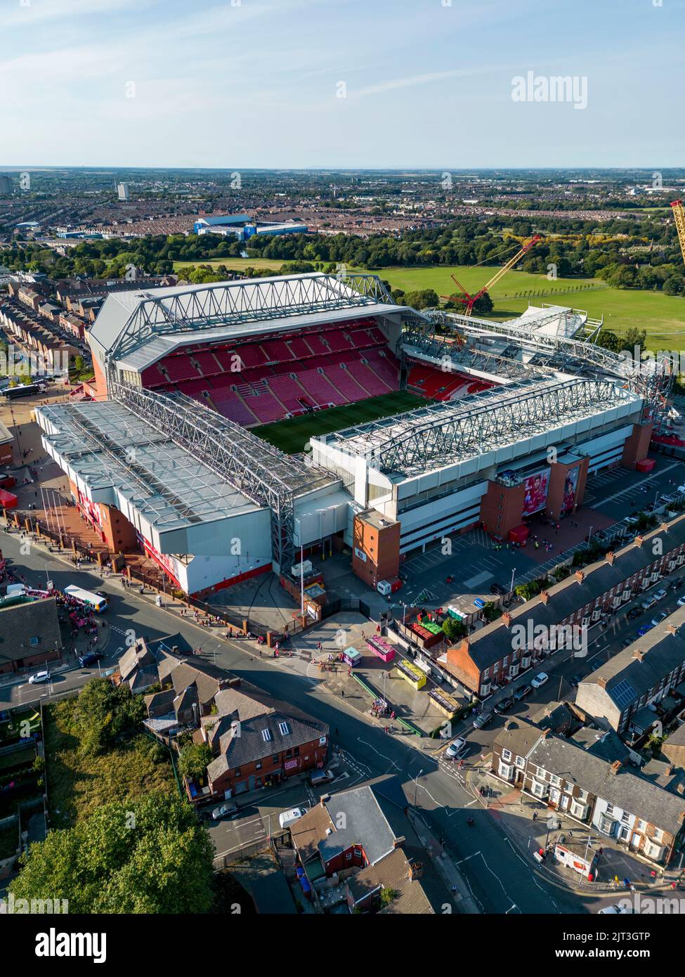 Liverpool, Royaume-Uni. 27th août 2022. Une vue générale (GV) du parc Goodison et d'Anfield, y compris le nouveau stand en construction du chemin Anfield après le match de la première ligue entre Liverpool et Bournemouth à Anfield sur 27 août 2022 à Liverpool, en Angleterre. (Photo de Daniel Chesterton/phcimages.com) Credit: PHC Images/Alamy Live News Banque D'Images