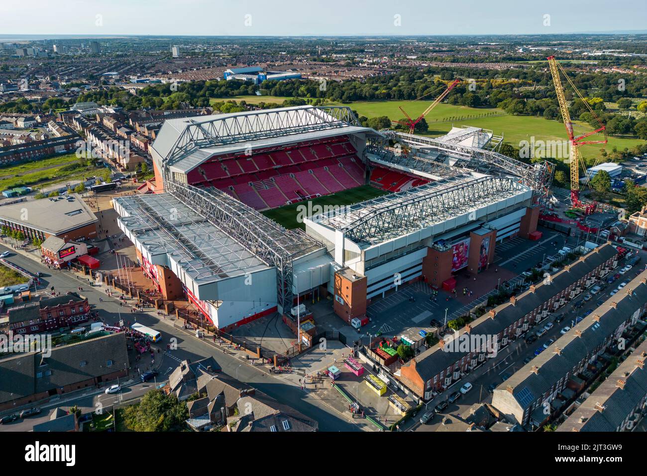 Liverpool, Royaume-Uni. 27th août 2022. Une vue générale (GV) du parc Goodison et d'Anfield, y compris le nouveau stand en construction du chemin Anfield après le match de la première ligue entre Liverpool et Bournemouth à Anfield sur 27 août 2022 à Liverpool, en Angleterre. (Photo de Daniel Chesterton/phcimages.com) Credit: PHC Images/Alamy Live News Banque D'Images