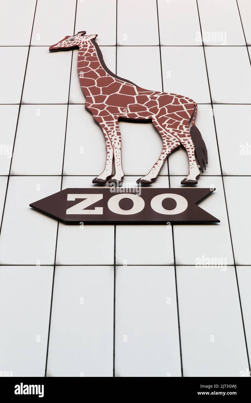 Berlin, Allemagne - 13 juillet 2020 : panneau du zoo de Berlin sur un mur. Le jardin zoologique de Berlin est le plus ancien et le plus connu des zoos d'Allemagne Banque D'Images