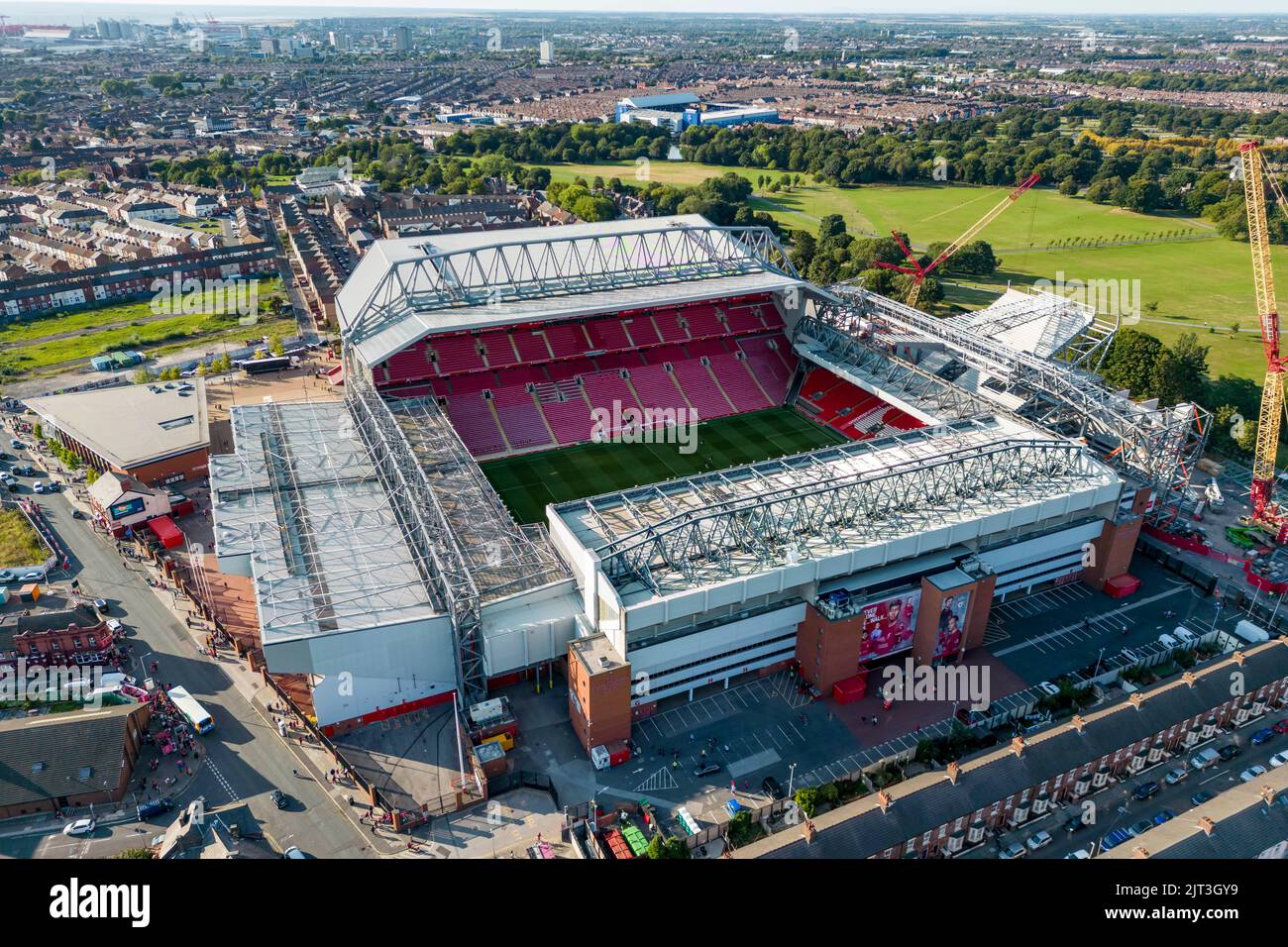 Liverpool, Royaume-Uni. 27th août 2022. Une vue générale (GV) du parc Goodison et d'Anfield, y compris le nouveau stand en construction du chemin Anfield après le match de la première ligue entre Liverpool et Bournemouth à Anfield sur 27 août 2022 à Liverpool, en Angleterre. (Photo de Daniel Chesterton/phcimages.com) Credit: PHC Images/Alamy Live News Banque D'Images