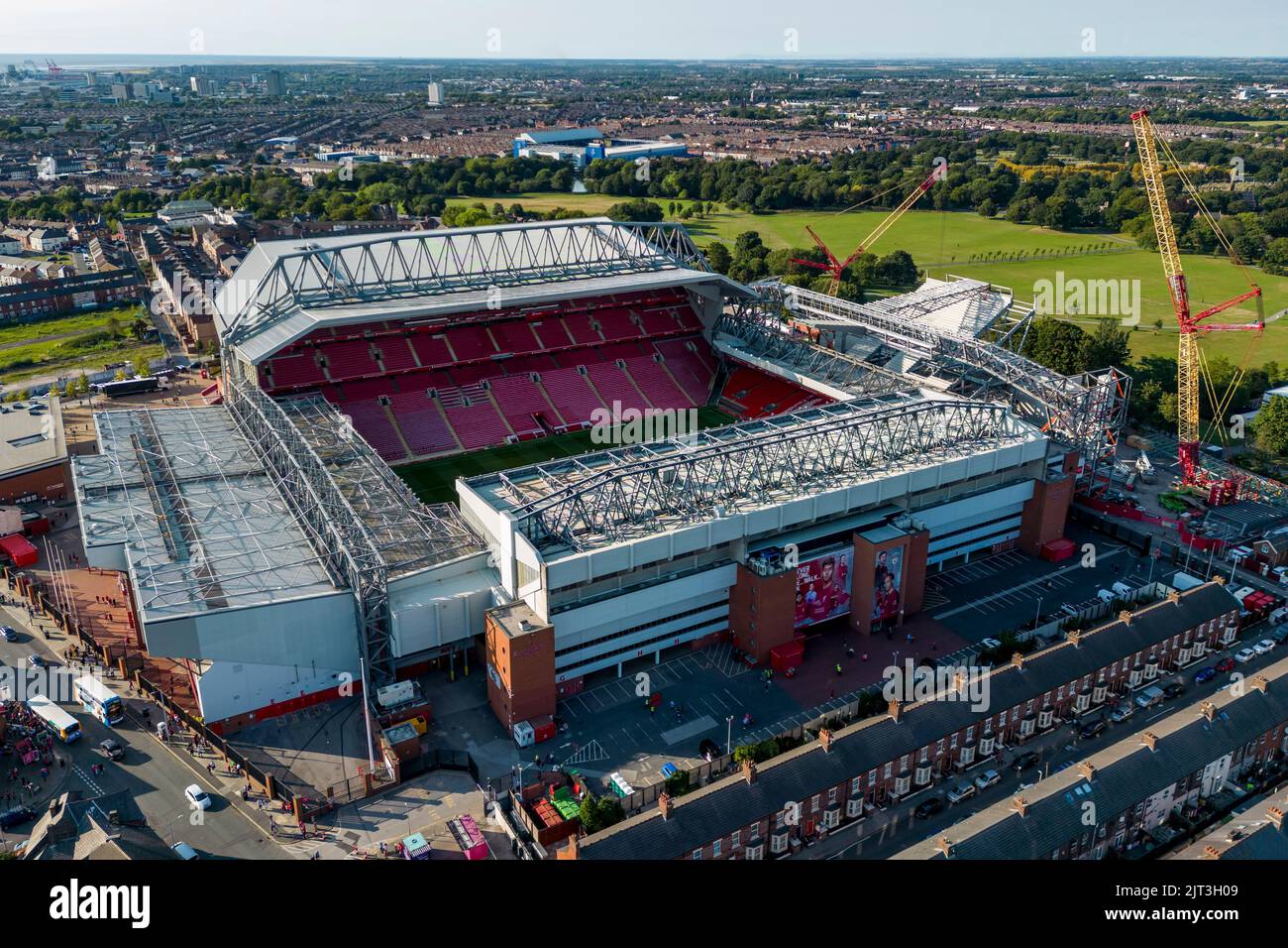Liverpool, Royaume-Uni. 27th août 2022. Une vue générale (GV) du parc Goodison et d'Anfield, y compris le nouveau stand en construction du chemin Anfield après le match de la première ligue entre Liverpool et Bournemouth à Anfield sur 27 août 2022 à Liverpool, en Angleterre. (Photo de Daniel Chesterton/phcimages.com) Credit: PHC Images/Alamy Live News Banque D'Images