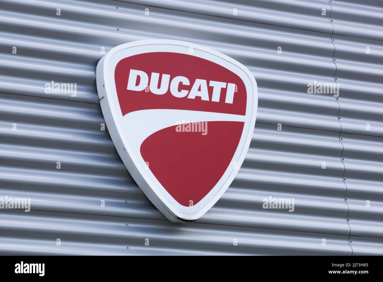 Dardilly, France - 15 août 2019 : logo Ducati sur un mur. Ducati est une société italienne qui conçoit et fabrique des motos Banque D'Images