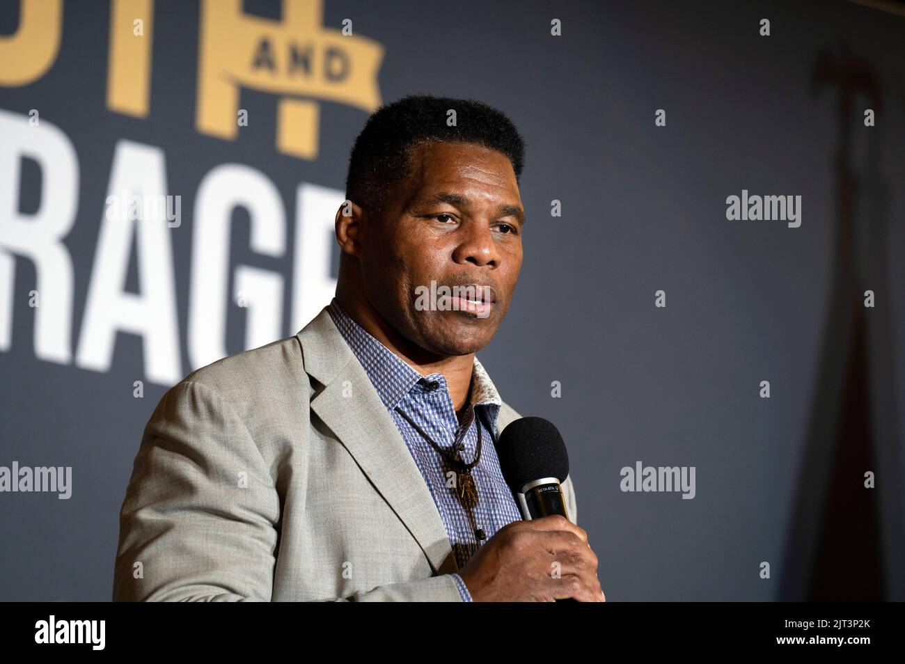 Atlanta, Géorgie, États-Unis. 27th août 2022. Herschel Walker, candidat républicain au Sénat américain de Géorgie, s'exprime devant la foule lors du sommet du comité d'action politique vérité et courage samedi à Atlanta, Ga Walker, un nouveau venu en politique, est bien connu dans l'État comme un ancien football américain qui a joué à la National football League pendant 12 saisons. Walker a joué au football universitaire à l'Université de Géorgie, où il a remporté le trophée Heisman en tant que junior. (Image de crédit : © Robin Rayne/ZUMA Press Wire) Banque D'Images