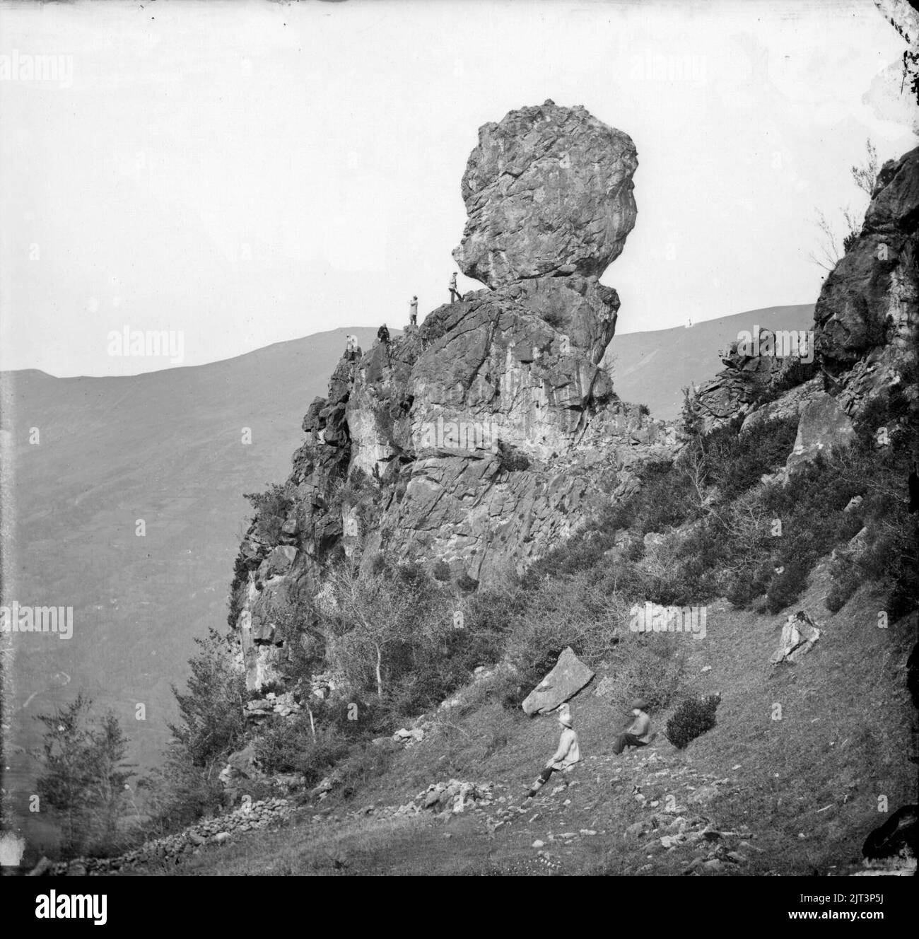 Trutat, Eugene - Bibliothèque de Toulouse - Vallée du Saurat, rocher de Carlong (Ariège) (pd). Banque D'Images