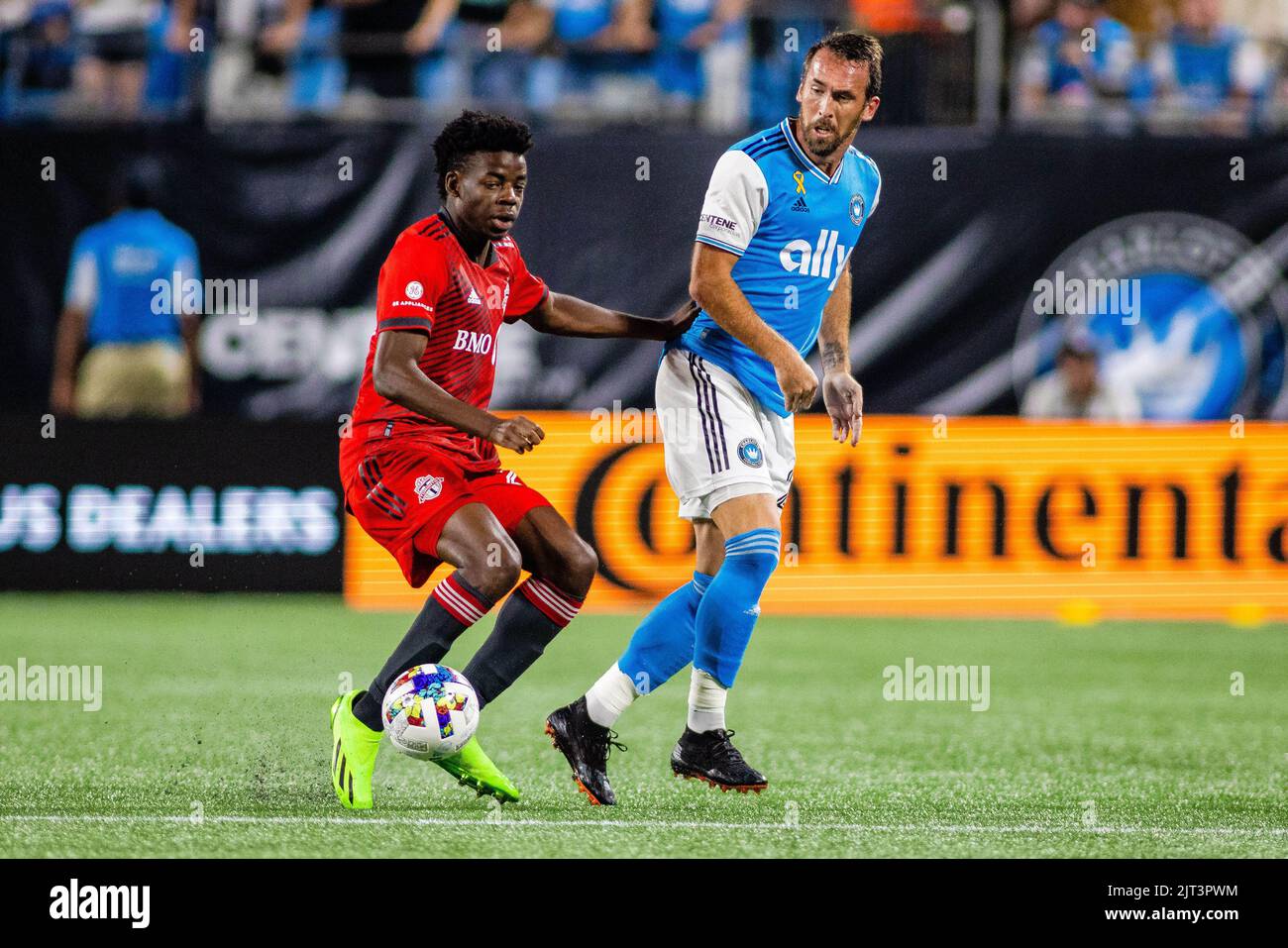 27 août 2022: Le FC de Toronto avance Deandre Kerr (29) garde le col par le défenseur du FC de Charlotte Christian Fuchs (22) pendant la première moitié du match de football de la Ligue majeure au stade de la Banque d'Amérique à Charlotte, en Caroline du Nord. (Scott KinserCal Sport Media) Banque D'Images