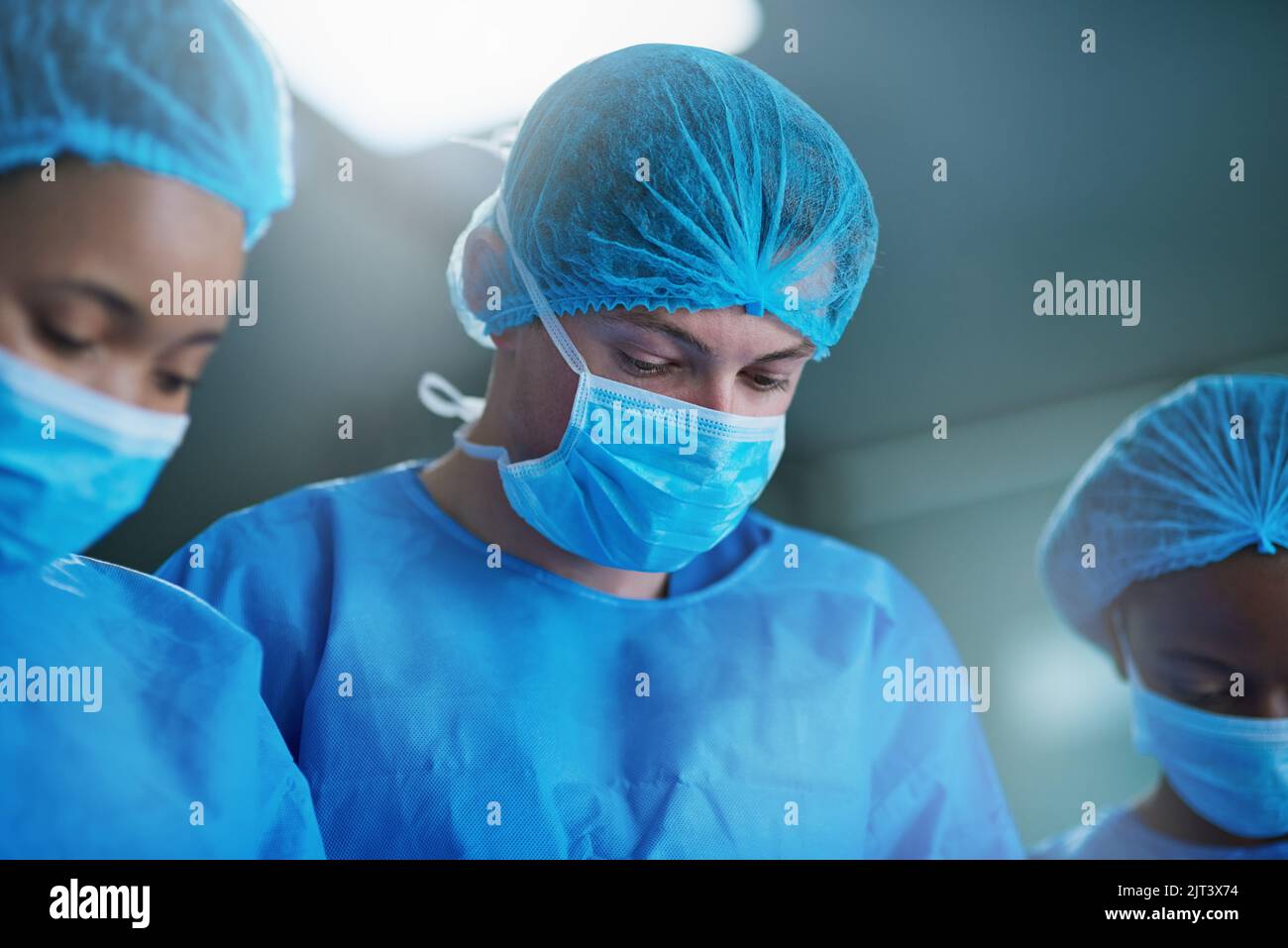 Une équipe de chirurgiens effectuant une intervention médicale dans une salle d'opération est cruciale pour la précision mentale et la concentration. Banque D'Images