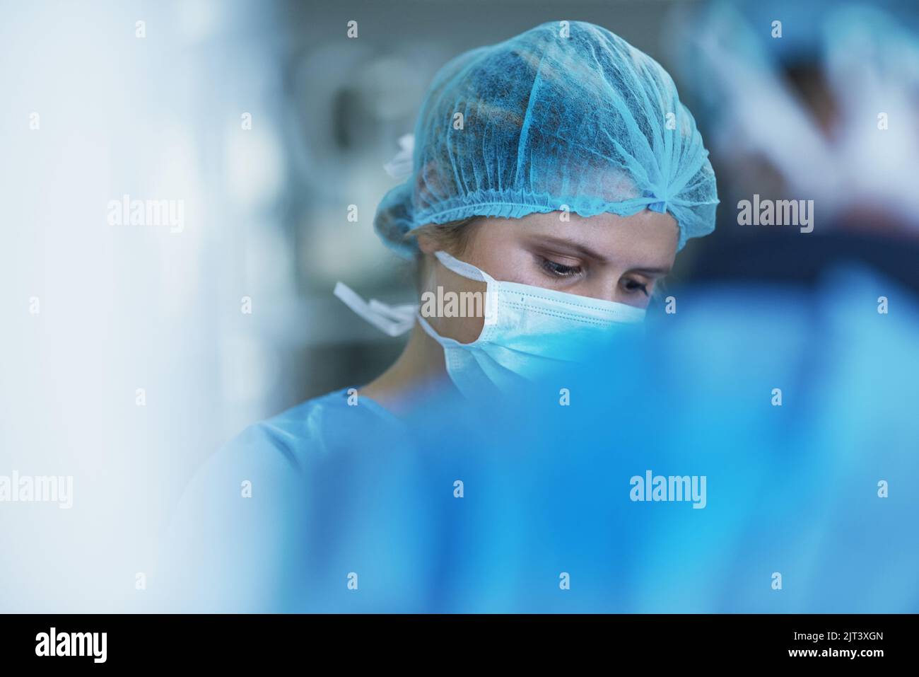 Une équipe de chirurgiens qui effectuent une intervention médicale dans une salle d'opération. Banque D'Images