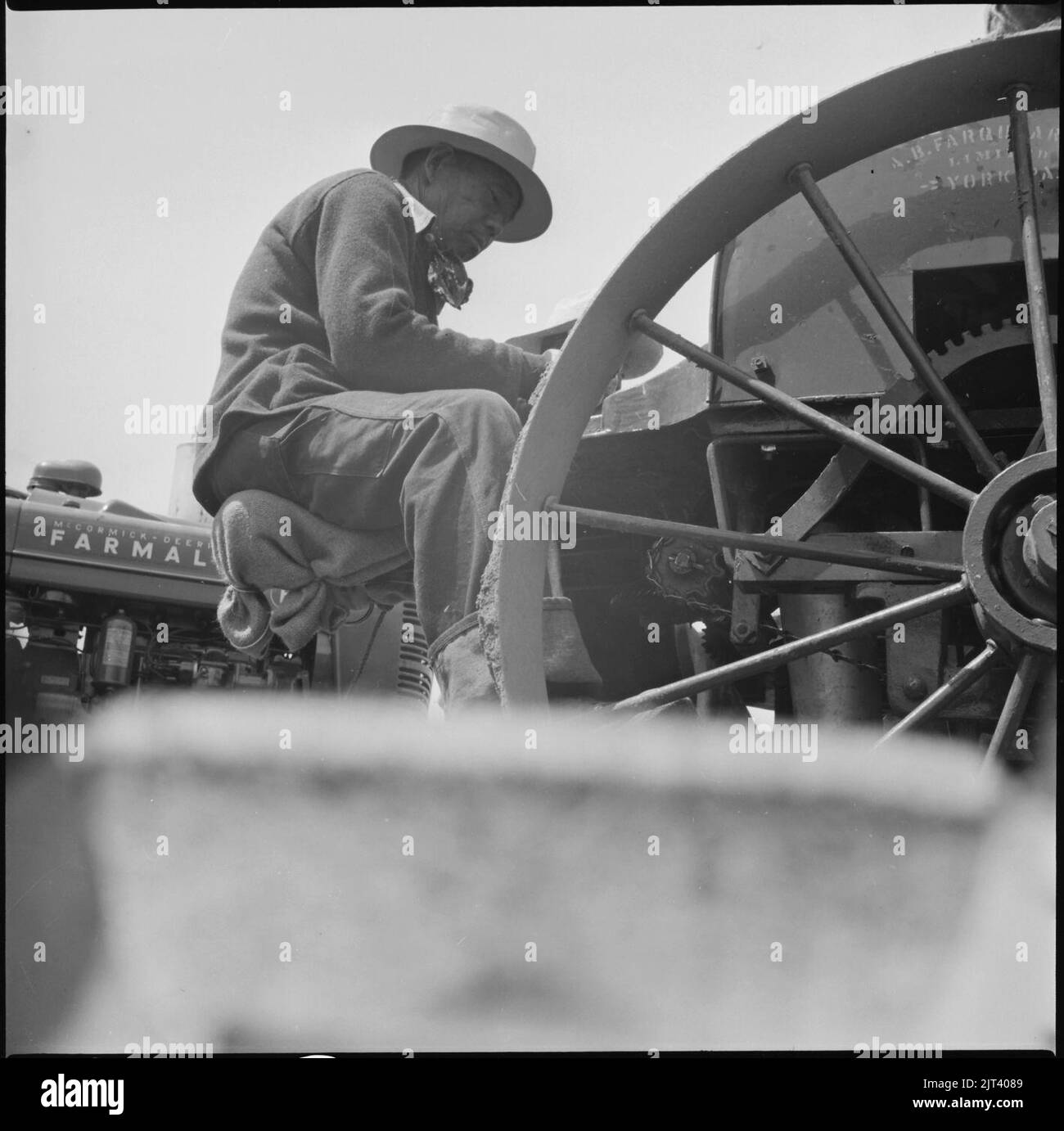 Tule Lake Relocation Center, Newell, Californie. Evacuee-fermier exploitant une alimentation semi-automatique, . . . Banque D'Images